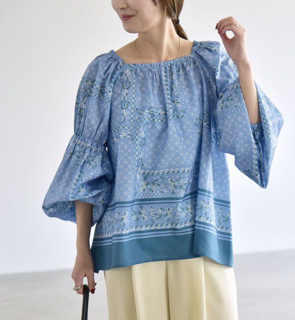 quaranciel「《予約》quaranciel:〈洗濯機可能〉フラワー スカーフ プリント ギャザー パフ ブラウス」|シャツ・ブラウス|