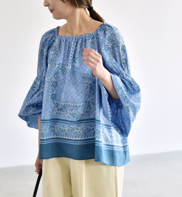 quaranciel「《予約》quaranciel:〈洗濯機可能〉フラワー スカーフ プリント ギャザー パフ ブラウス」|シャツ・ブラウス|