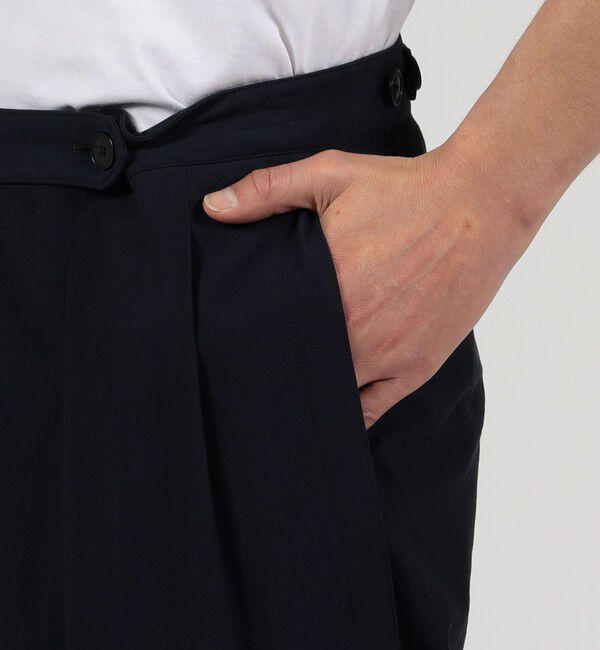 TOMORROWLAND MENS「コットン グラスツイル 2プリーツ ベルトレスパンツ」|チノ|