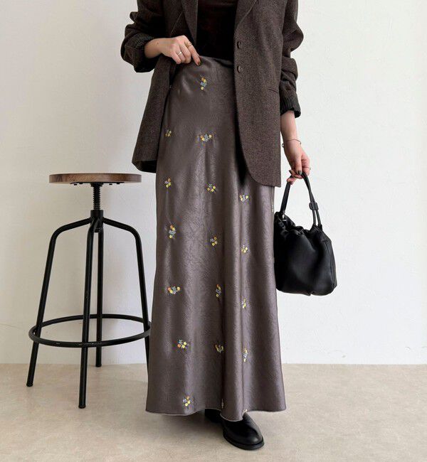 fredy emue「サテンフラワー刺繍スカート」|スカート|