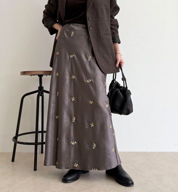fredy emue「サテンフラワー刺繍スカート」|スカート|
