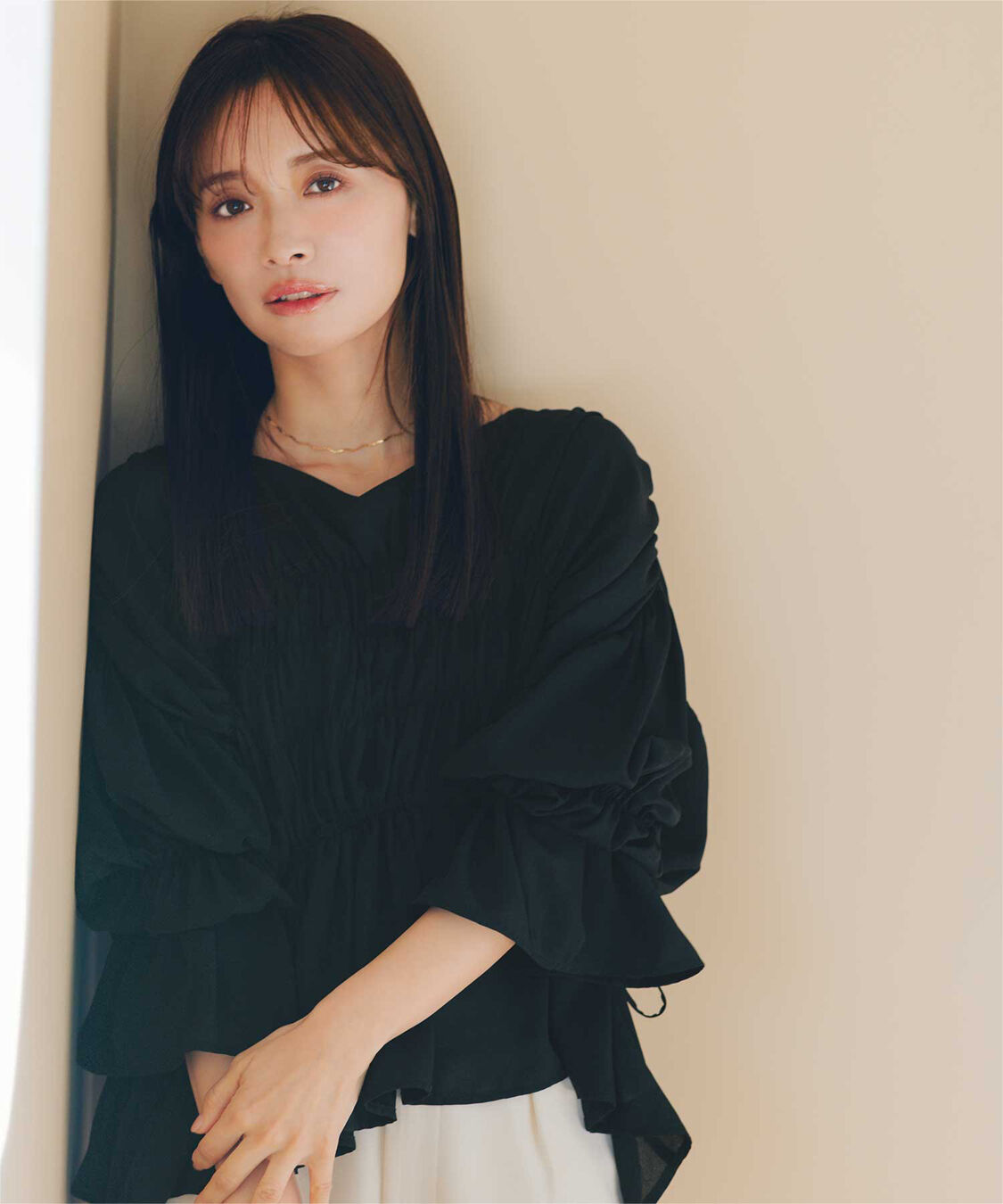 titivate「【赤埴奈津子さんS/Sコラボアイテム】ｼｬｰﾘﾝｸﾞｷﾞｬｻﾞｰﾎﾞﾘｭｰﾑﾌﾞﾗｳｽ」|シャツ・ブラウス|ブラック