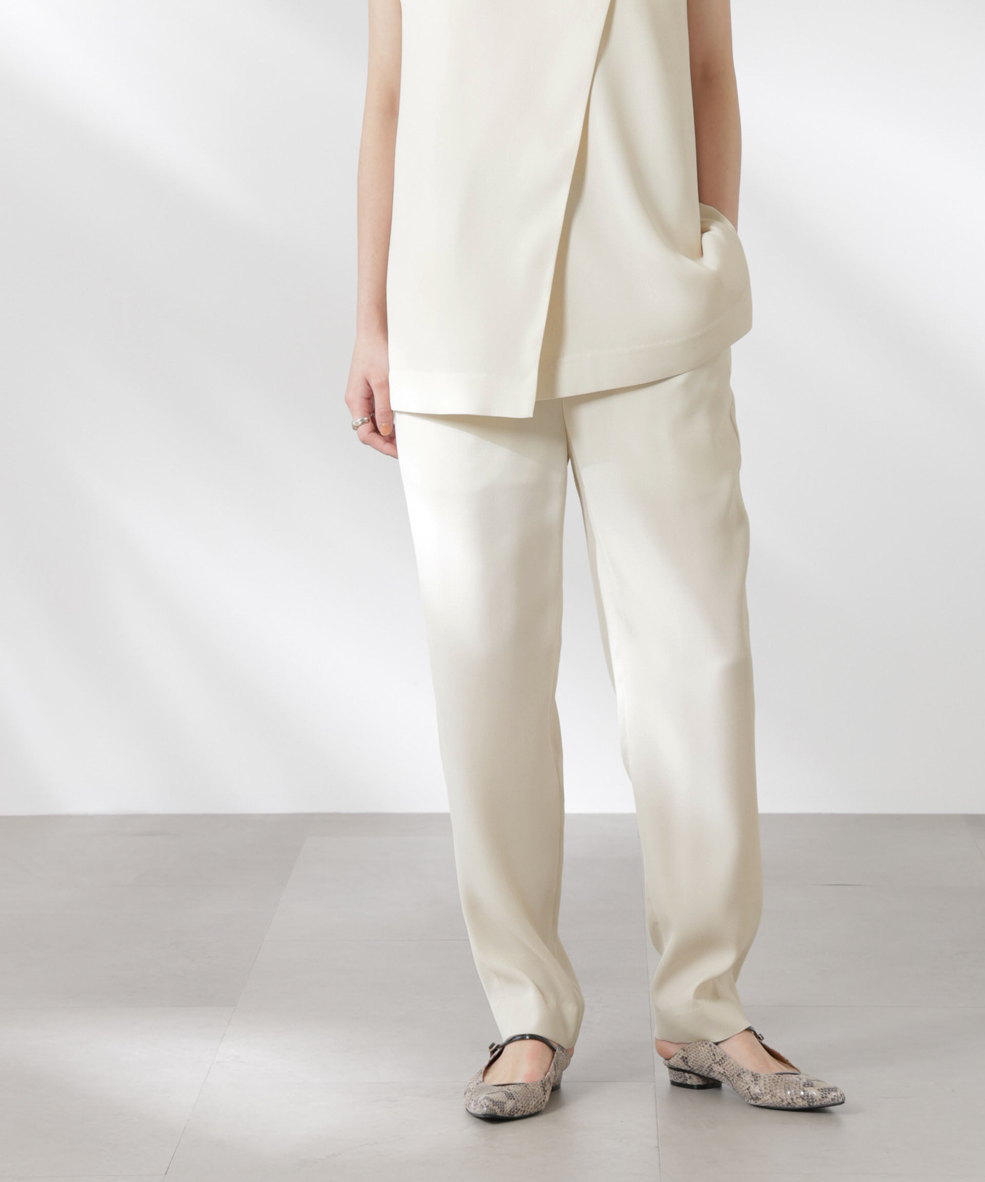 nano･universe「ダブルクロスゴムベルトテーパードパンツ (セットアップ可)」|チノ|