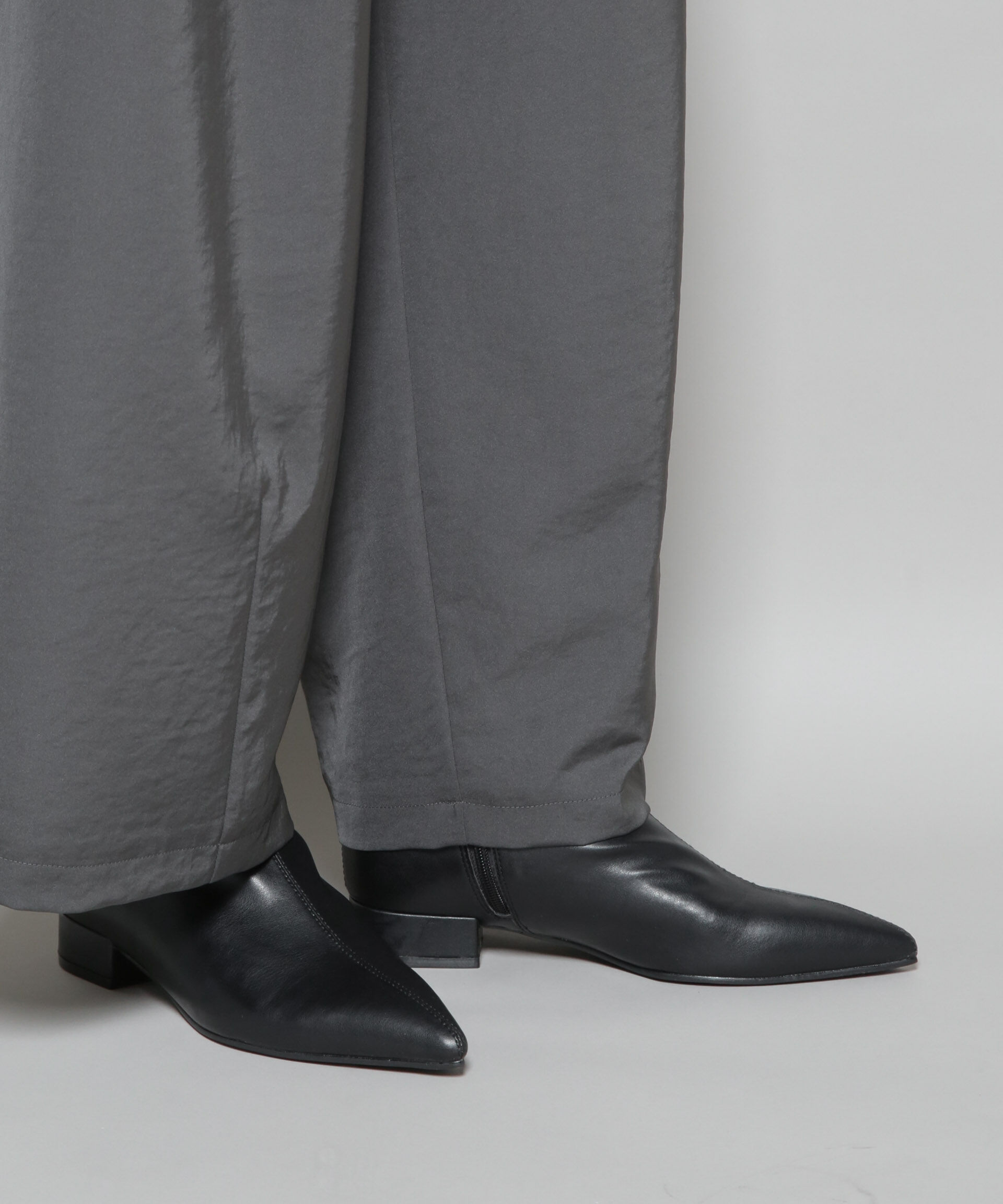 nano･universe「メタルモチーフ付きポインテッドトゥストレッチブーツ」|ショートブーツ|