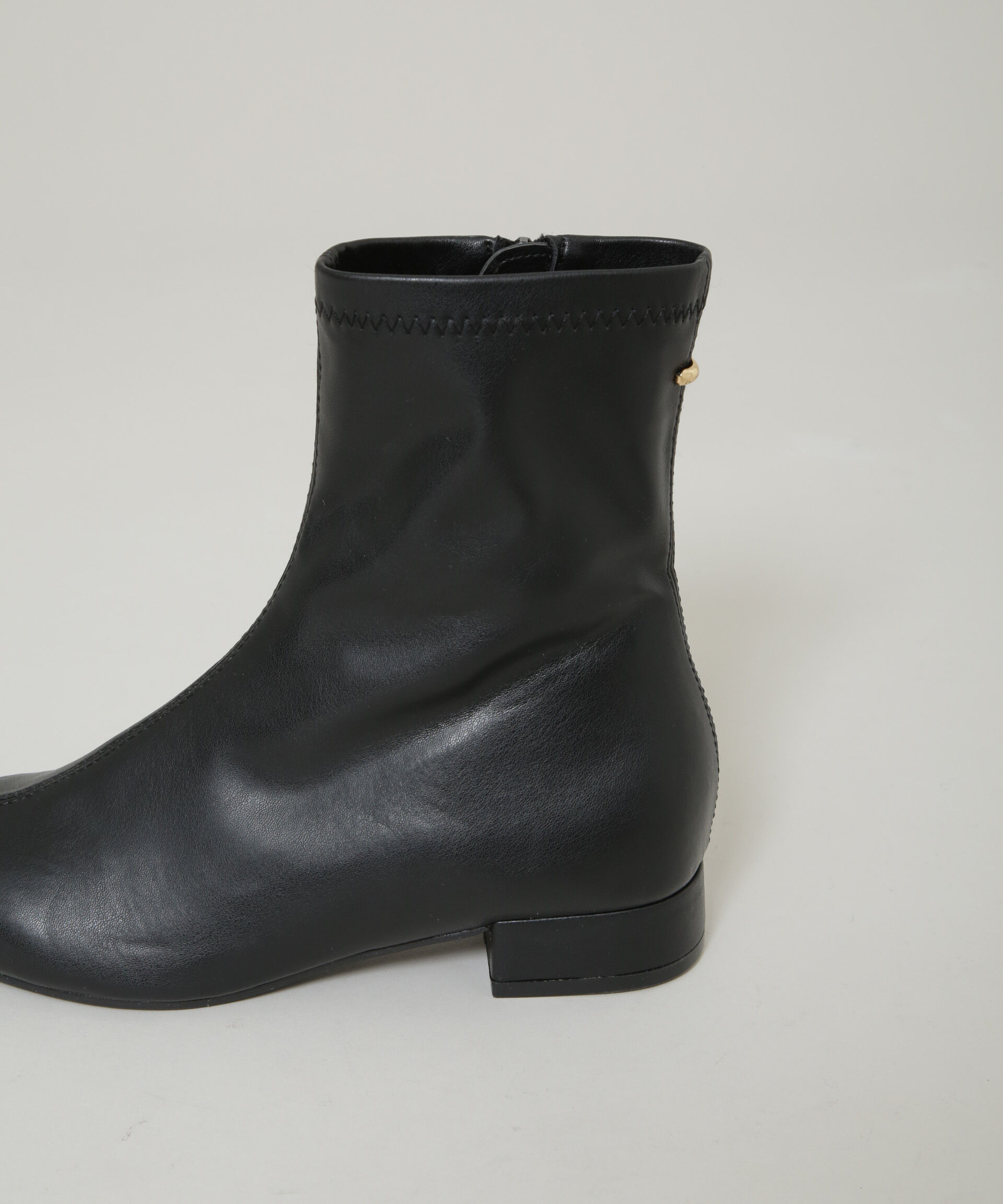 nano･universe「メタルモチーフ付きポインテッドトゥストレッチブーツ」|ショートブーツ|