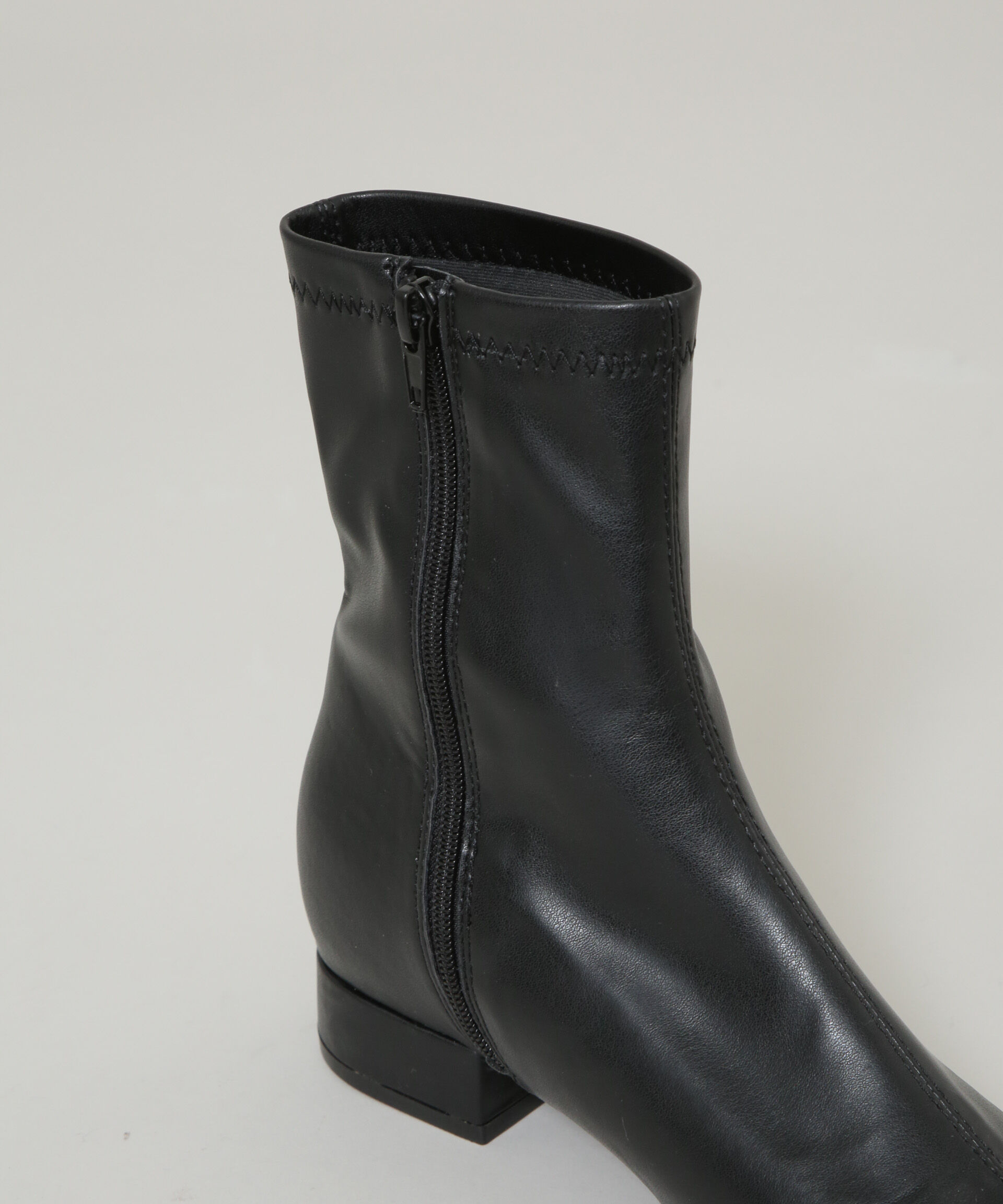 nano･universe「メタルモチーフ付きポインテッドトゥストレッチブーツ」|ショートブーツ|