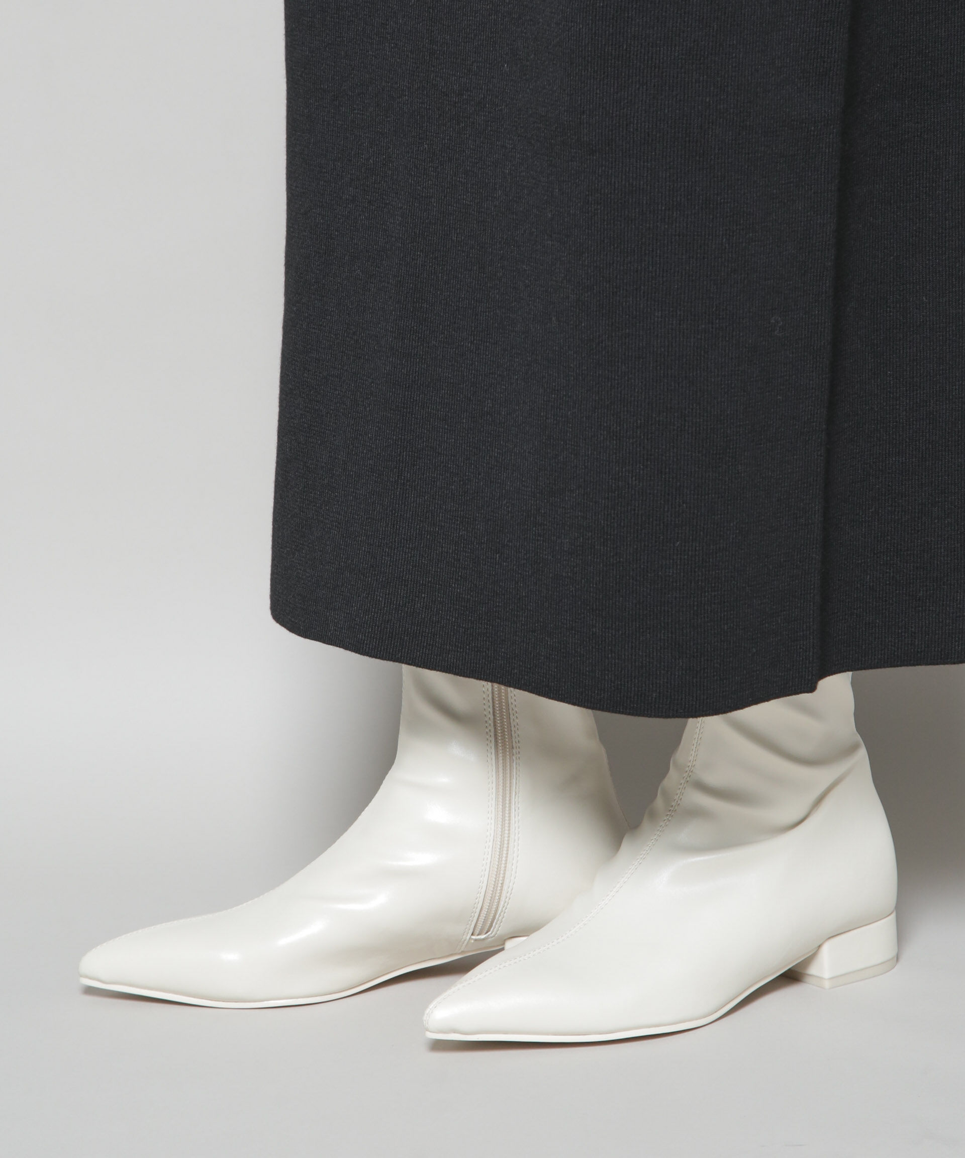 nano･universe「メタルモチーフ付きポインテッドトゥストレッチブーツ」|ショートブーツ|