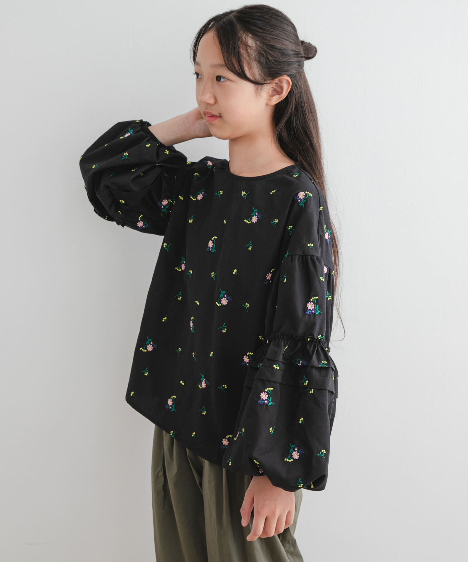 URBAN RESEARCH DOORS「『WEB/一部店舗限定』フラワー刺繍袖ボリュームブラウス(KIDS)」|その他|ブラック