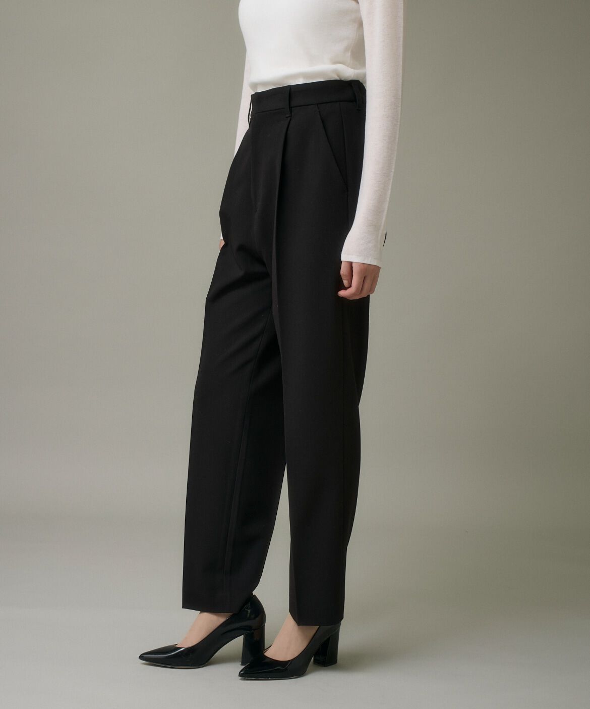 DAY by DAY it&rsquo;s international「タックテーパードパンツ《TRストレッチ》」|スラックス|