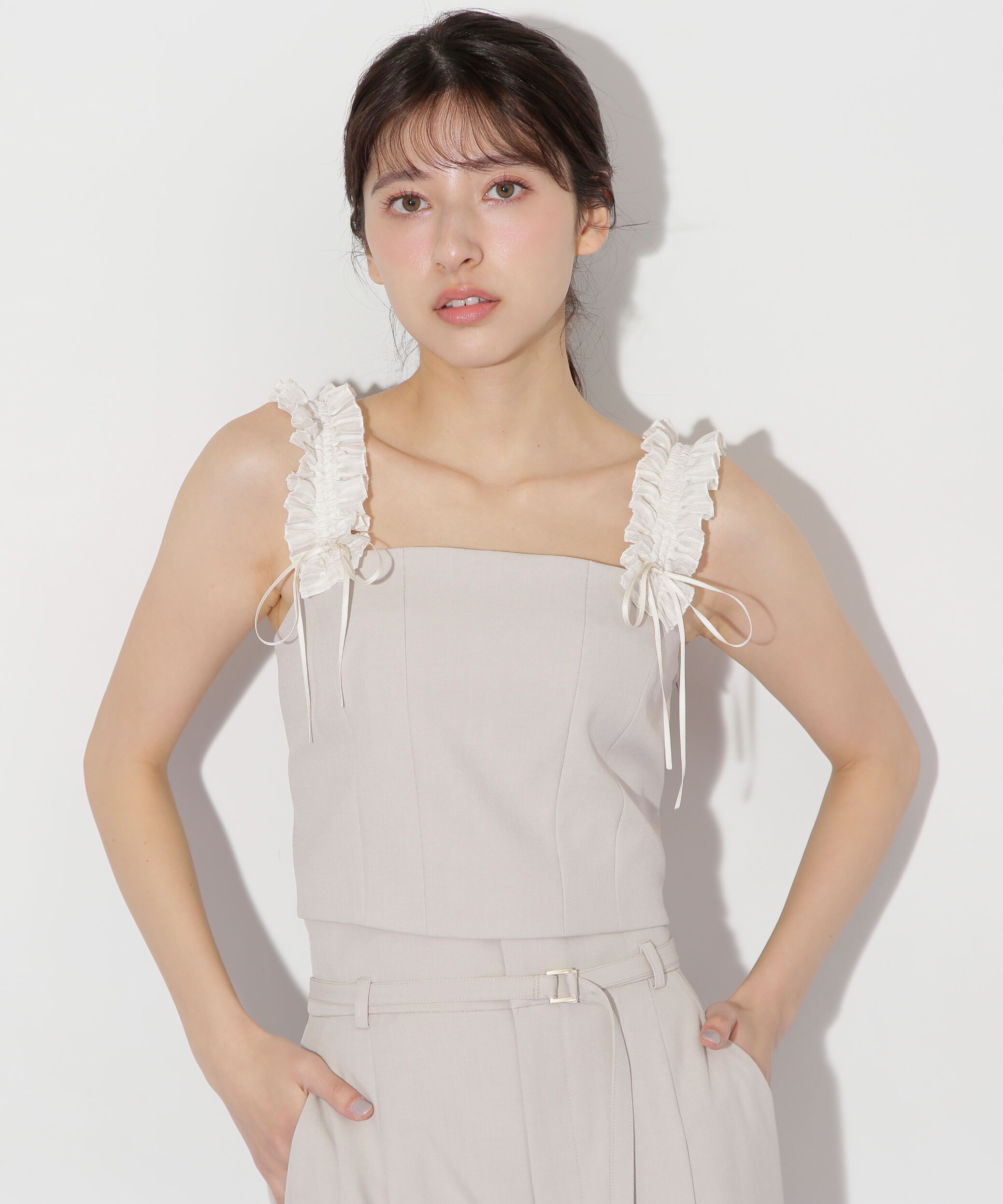  「〈セットアップ対応〉フリルショルダービスチェ」|シャツ・ブラウス|ベージュ