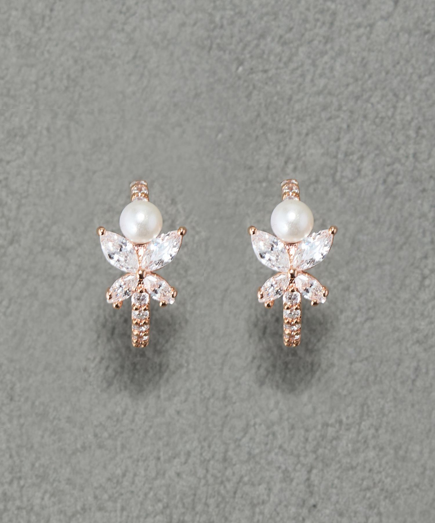 Phoebe「ロマンティックビジューバタフライフープピアス　ローズゴールド」|ピアス|ローズゴールド