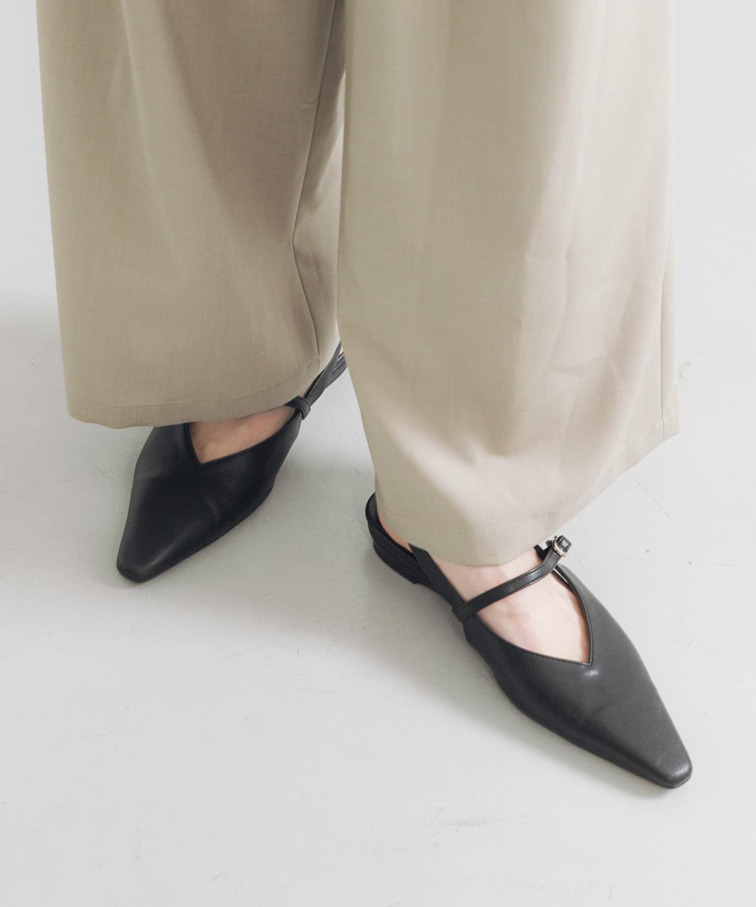 URBAN RESEARCH「『別注』 MILLIWM&times;URBANR　Vカットスリングバッグパンプス」|パンプス|