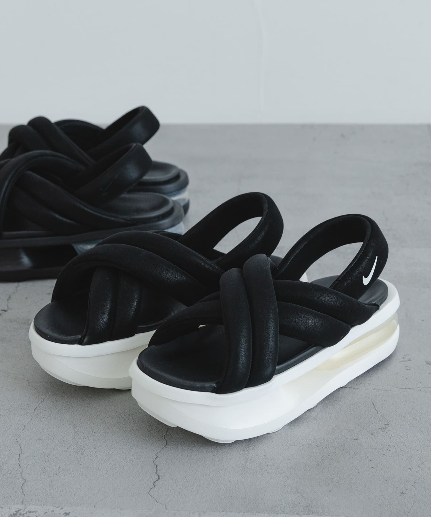 URBAN RESEARCH「NIKE　エアマックスアイラサンダル」|サンダル|ブラック系その他