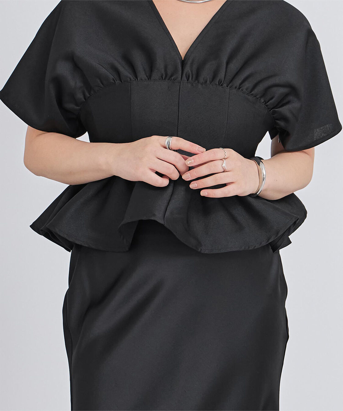 ur's「ﾃﾞｨｰﾌﾟVﾈｯｸｸﾛｯﾌﾟﾄﾞﾌﾘﾙﾄｯﾌﾟｽ」|Tシャツ・カットソー|