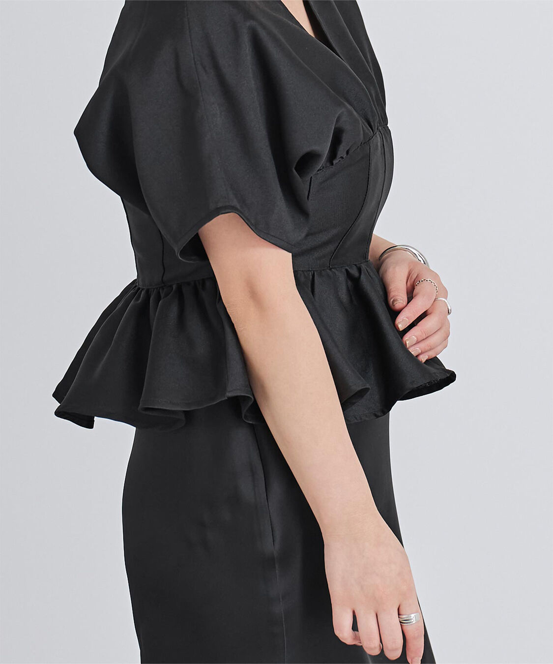 ur's「ﾃﾞｨｰﾌﾟVﾈｯｸｸﾛｯﾌﾟﾄﾞﾌﾘﾙﾄｯﾌﾟｽ」|Tシャツ・カットソー|