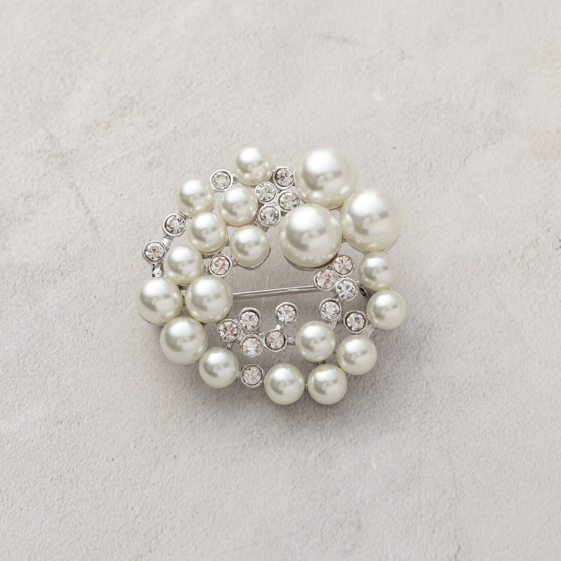 OPAQUE.CLIP「フェイクパール&times;ビジュー ラウンドブローチ」|ブローチ・コサージュ|シルバー(006)