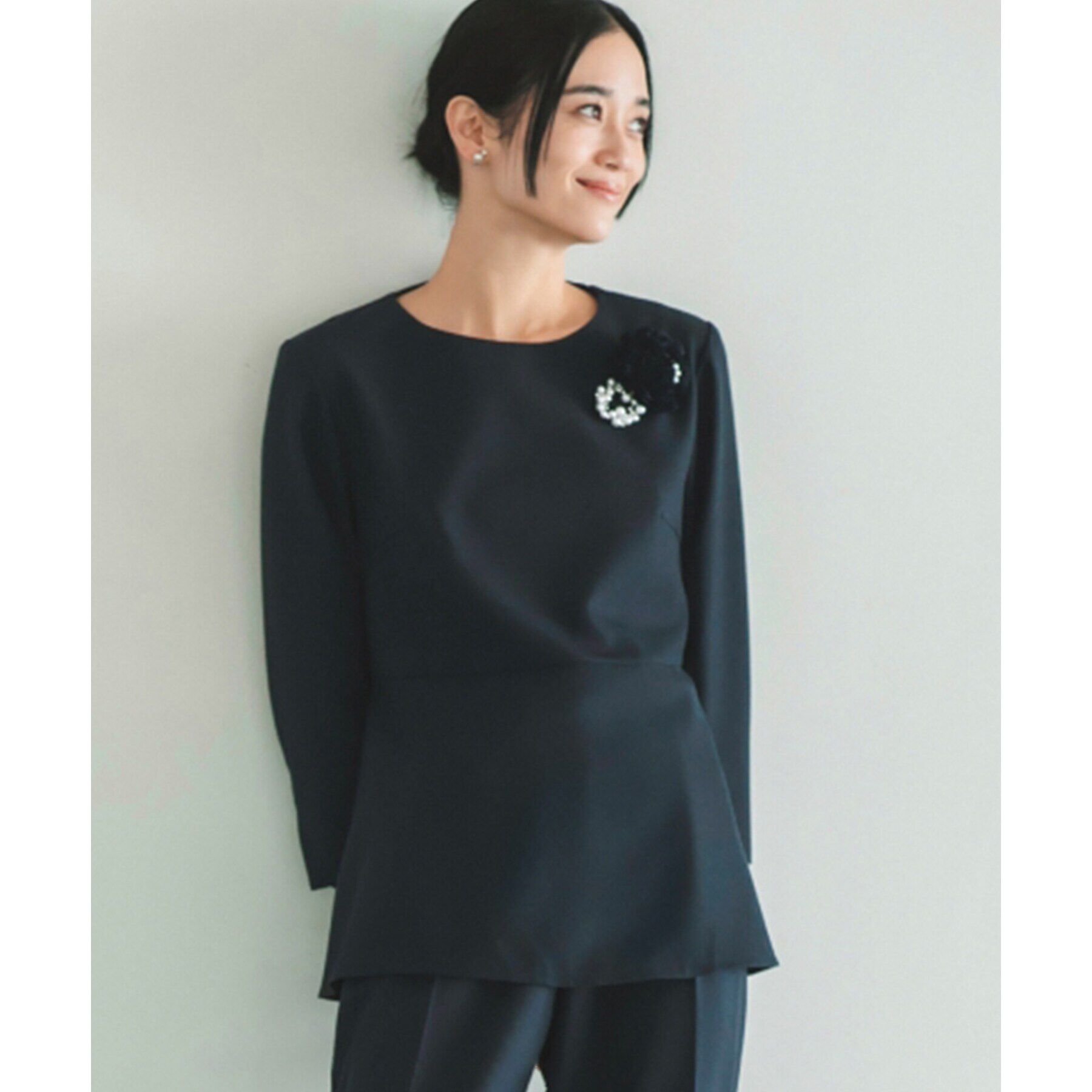 THE SHOP TK「【ONOFF活躍/セレモニー/通勤】杢調カルゼペプラムブラウス/洗える」|シャツ・ブラウス|ネイビー(094)