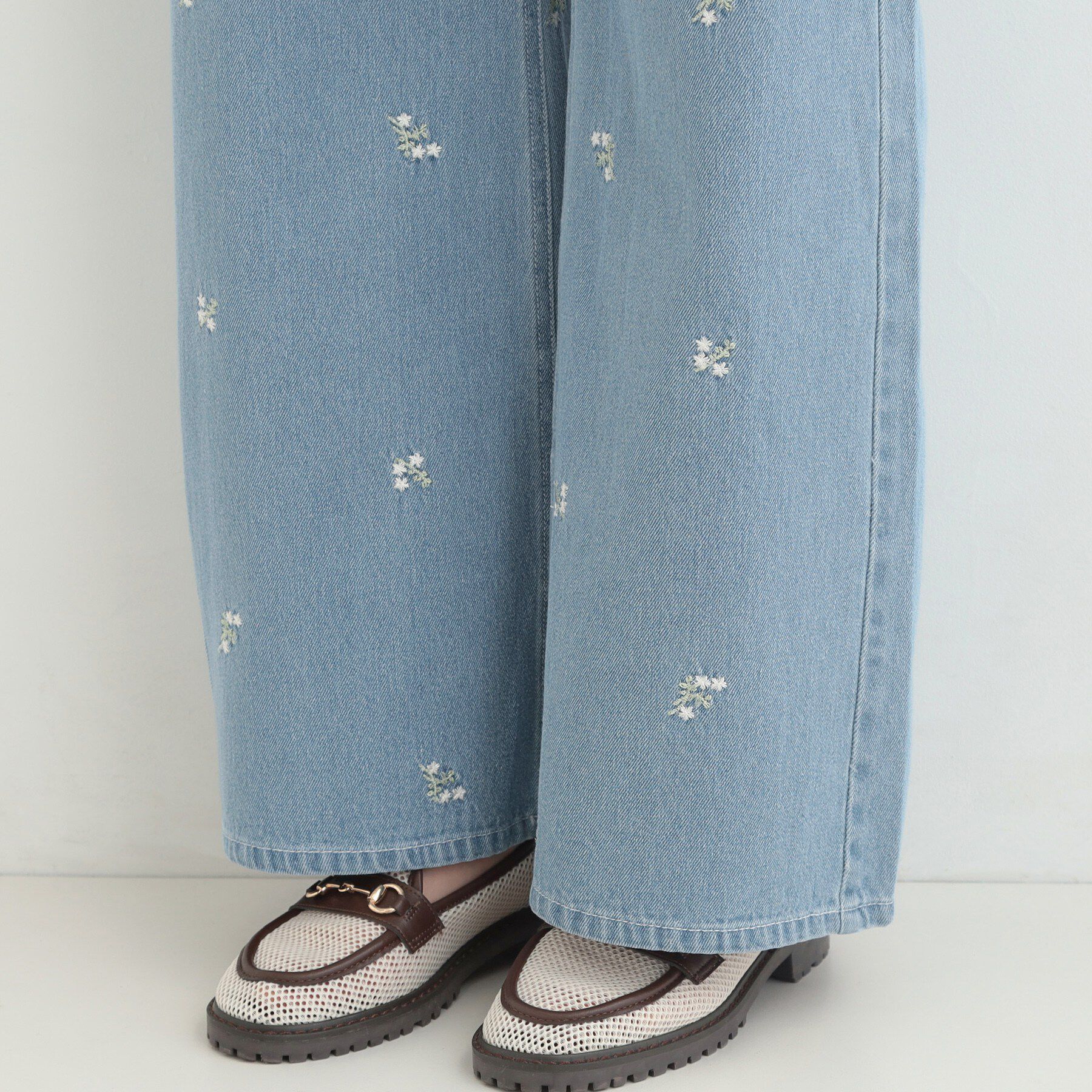 SHOO･LA･RUE「【洗濯機可/S-LL】フラワー刺繍が女性らしさをプラス バギーデニムパンツ」|デニム|
