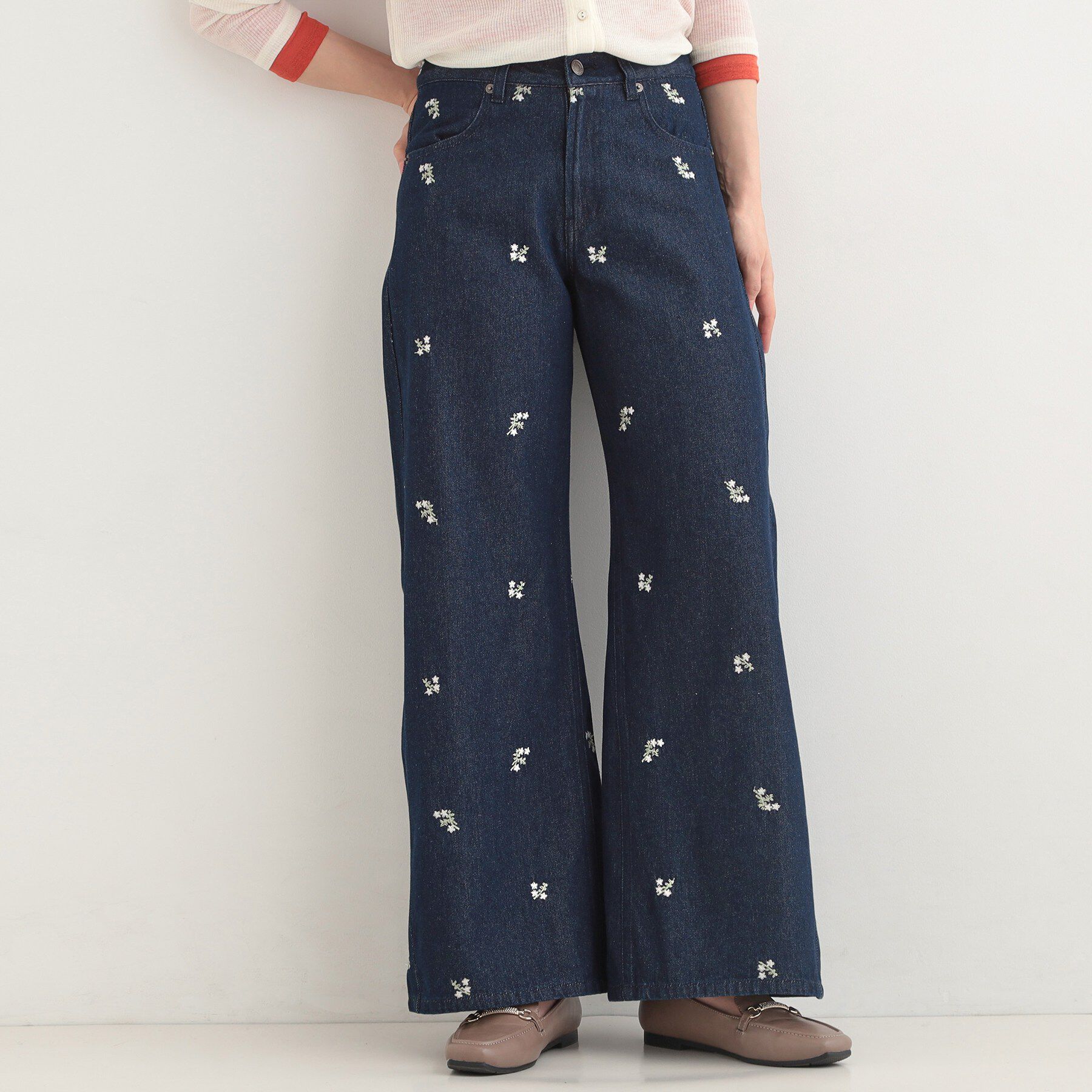 SHOO･LA･RUE「【洗濯機可/S-LL】フラワー刺繍が女性らしさをプラス バギーデニムパンツ」|デニム|ネイビー(794)