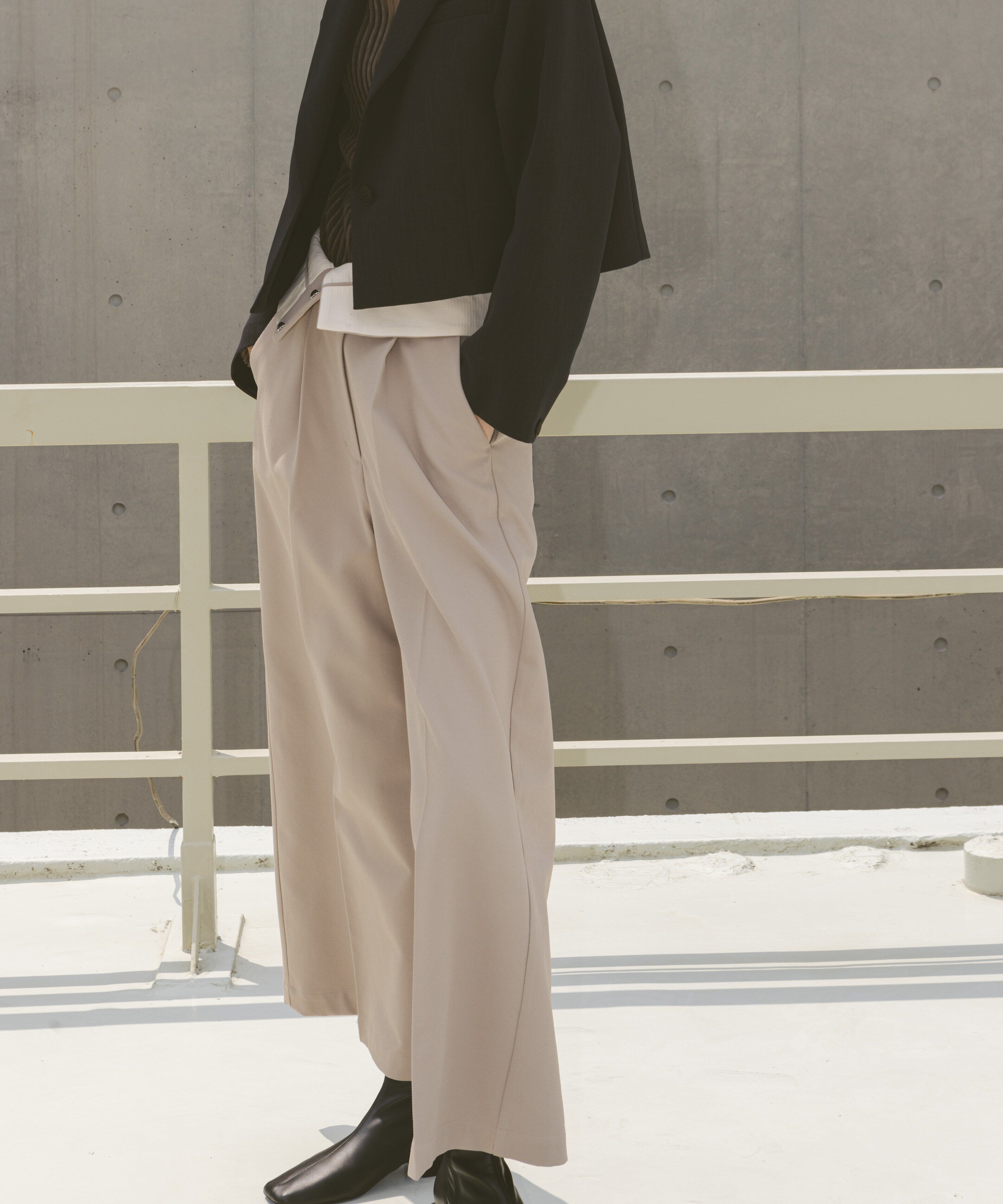 nano･universe「ハイウエストセンタープレスパンツ」|チノ|ベージュ