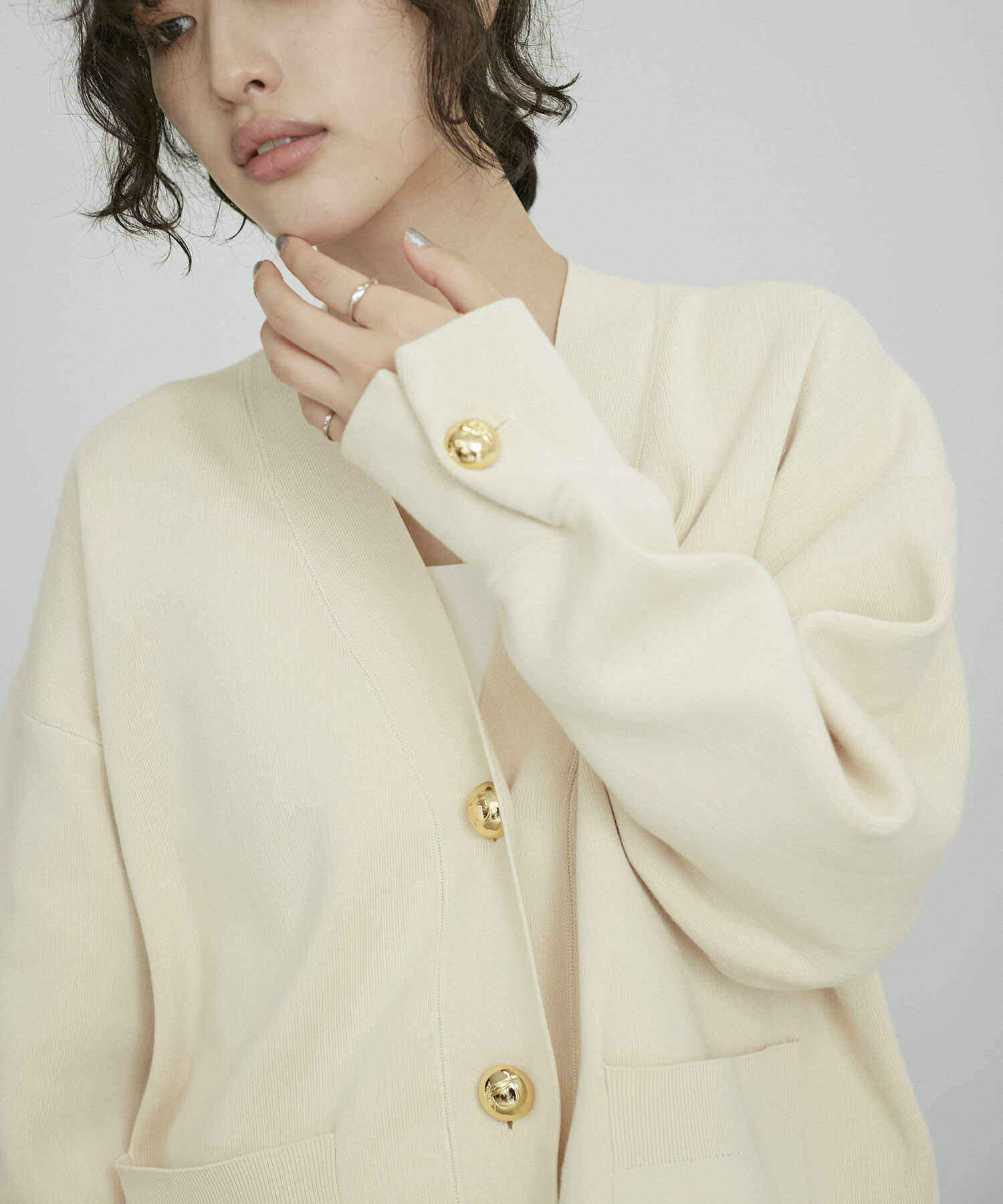 ADAM ET ROPE'「【サステナブル】ロゴボタンミドルカーディガン」|カーディガン|