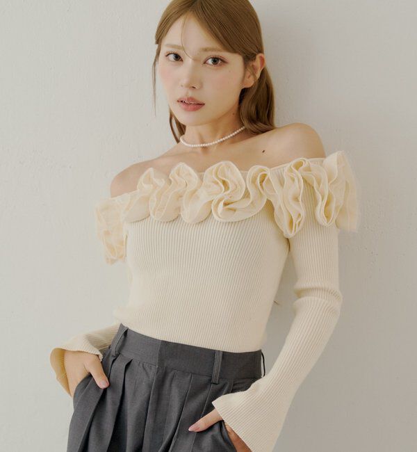  「【SALON by Chico】2wayフリルデザインオフショルニット」|ニット・セーター|アイボリー