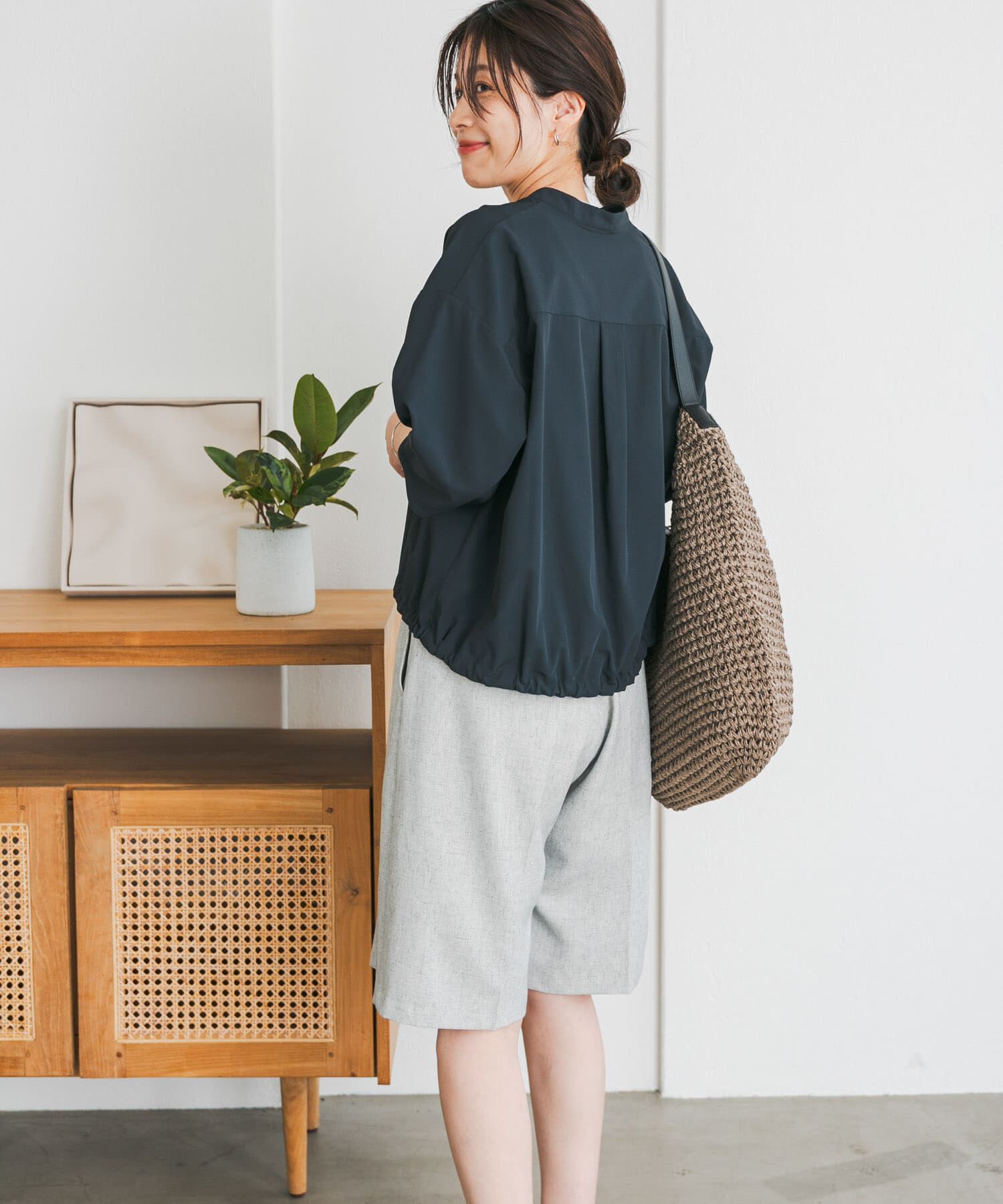 URBAN RESEARCH DOORS「『仁村紗和さん着用』『UR TECH』サマシェアドロストブラウス」|シャツ・ブラウス|