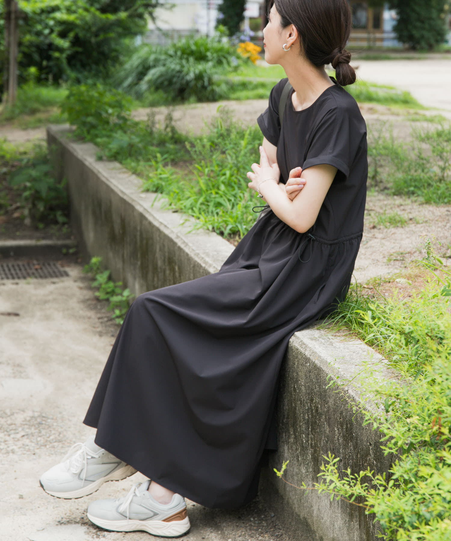 URBAN RESEARCH DOORS「『UR TECH』サマシェアウエストドロストワンピース」|ワンピース|ブラック