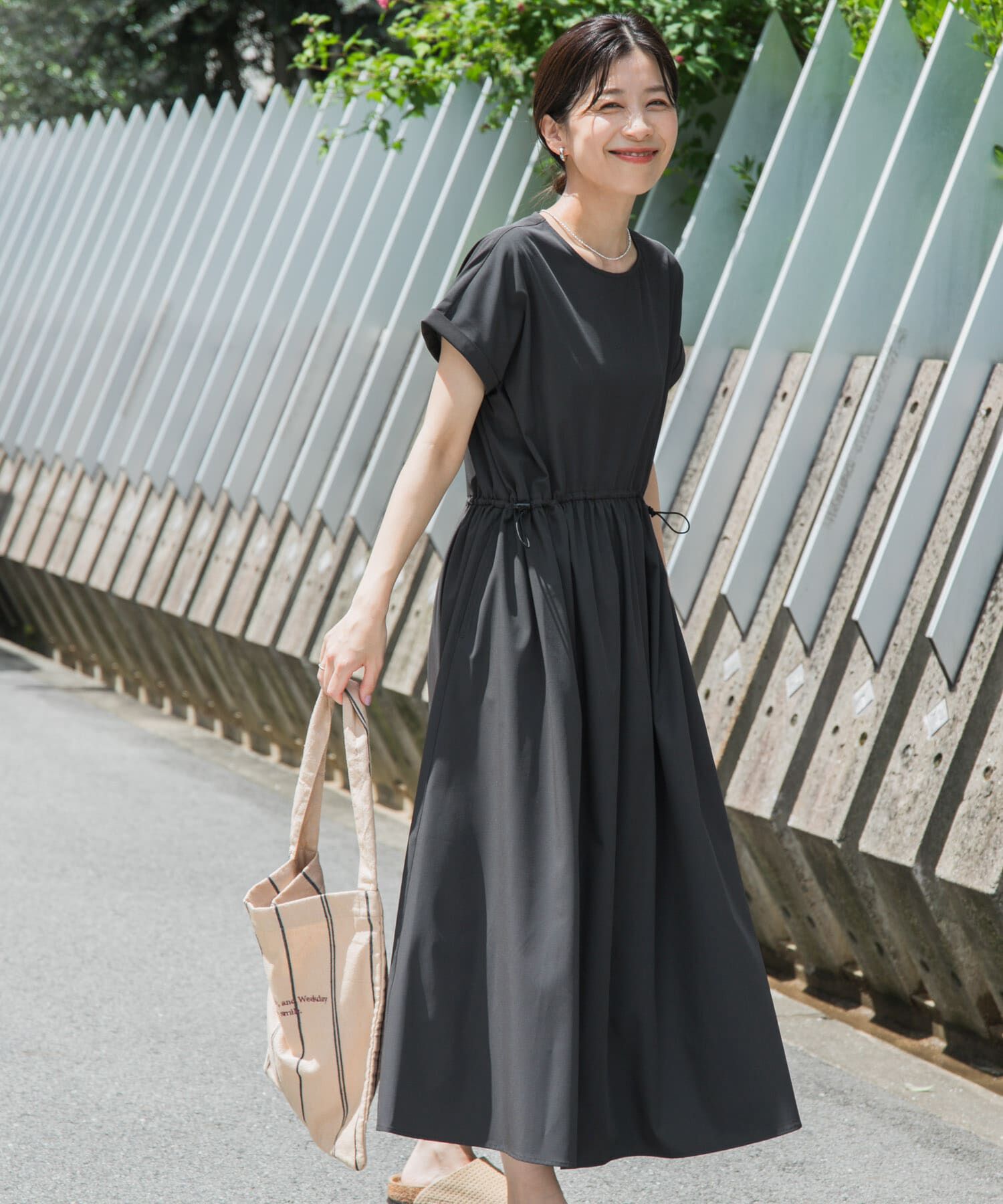 URBAN RESEARCH DOORS「『UR TECH』サマシェアウエストドロストワンピース」|ワンピース|グレー