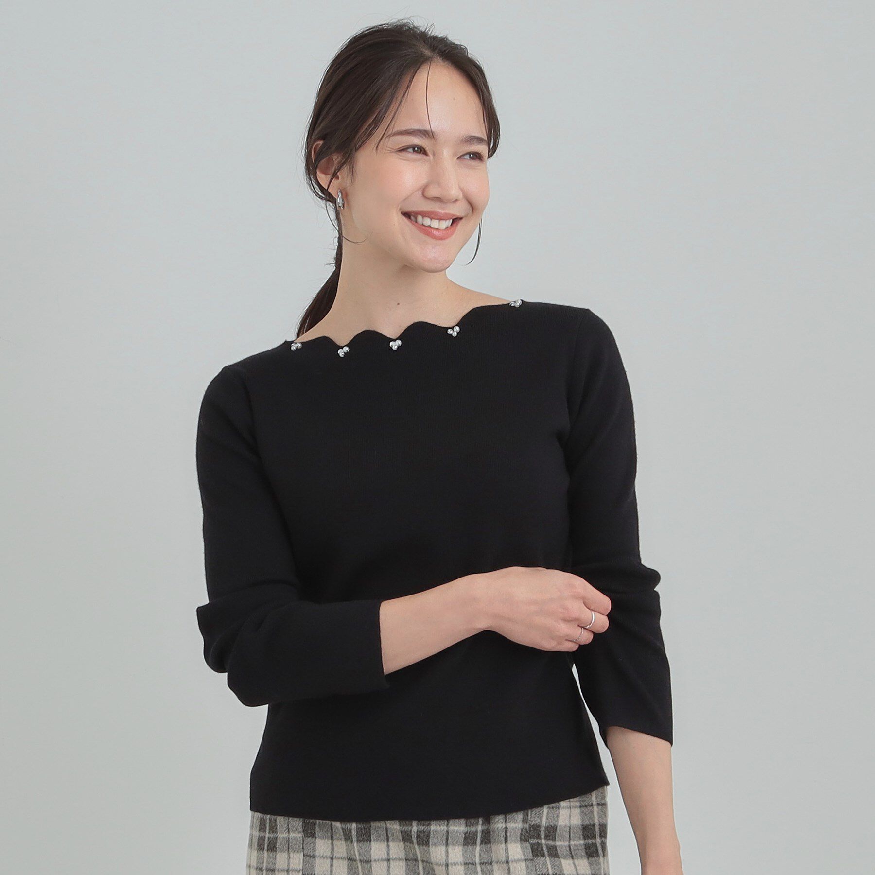 SHOO･LA･RUE「【洗濯機可/S-LL】スカラップネックが上品な ビジュー付きニット」|ニット・セーター|