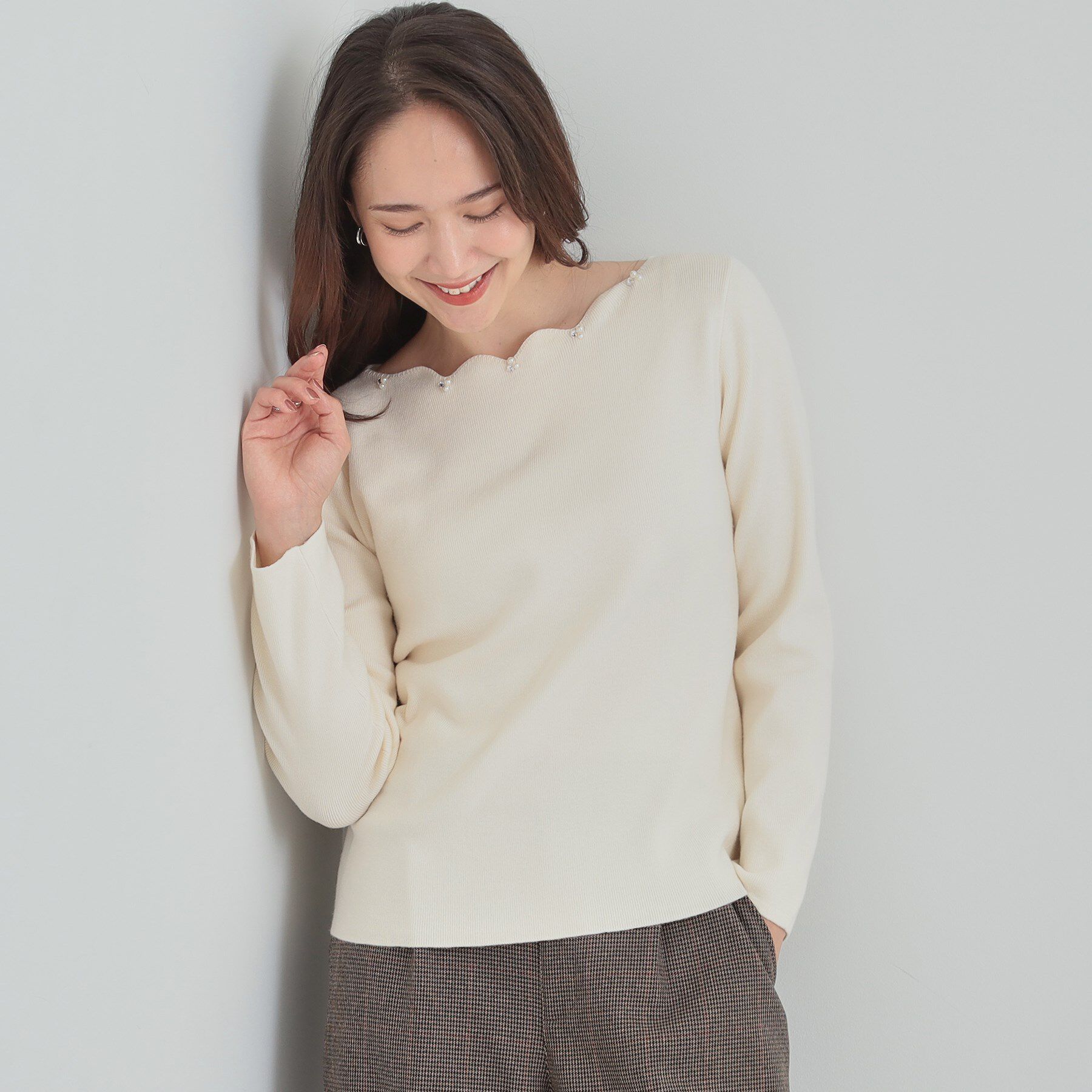 SHOO･LA･RUE「【洗濯機可/S-LL】スカラップネックが上品な ビジュー付きニット」|ニット・セーター|