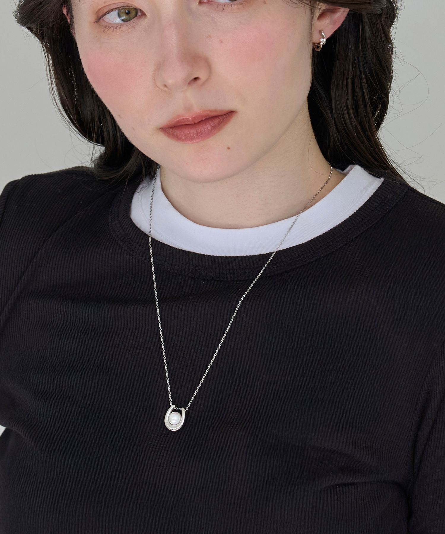 Phoebe「【金属アレルギー対応】メタリックパールホースシューネックレス　シルバー　ステンレス/馬蹄/ギフト」|ネックレス|