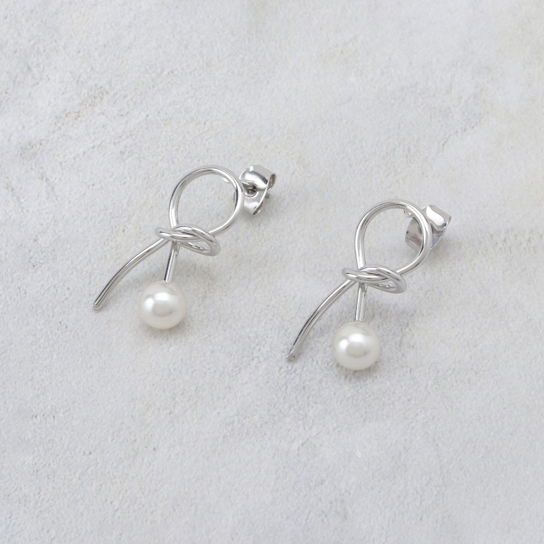 OPAQUE.CLIP「ねじれメタルフェイクパールピアス」|ピアス|シルバー(006)