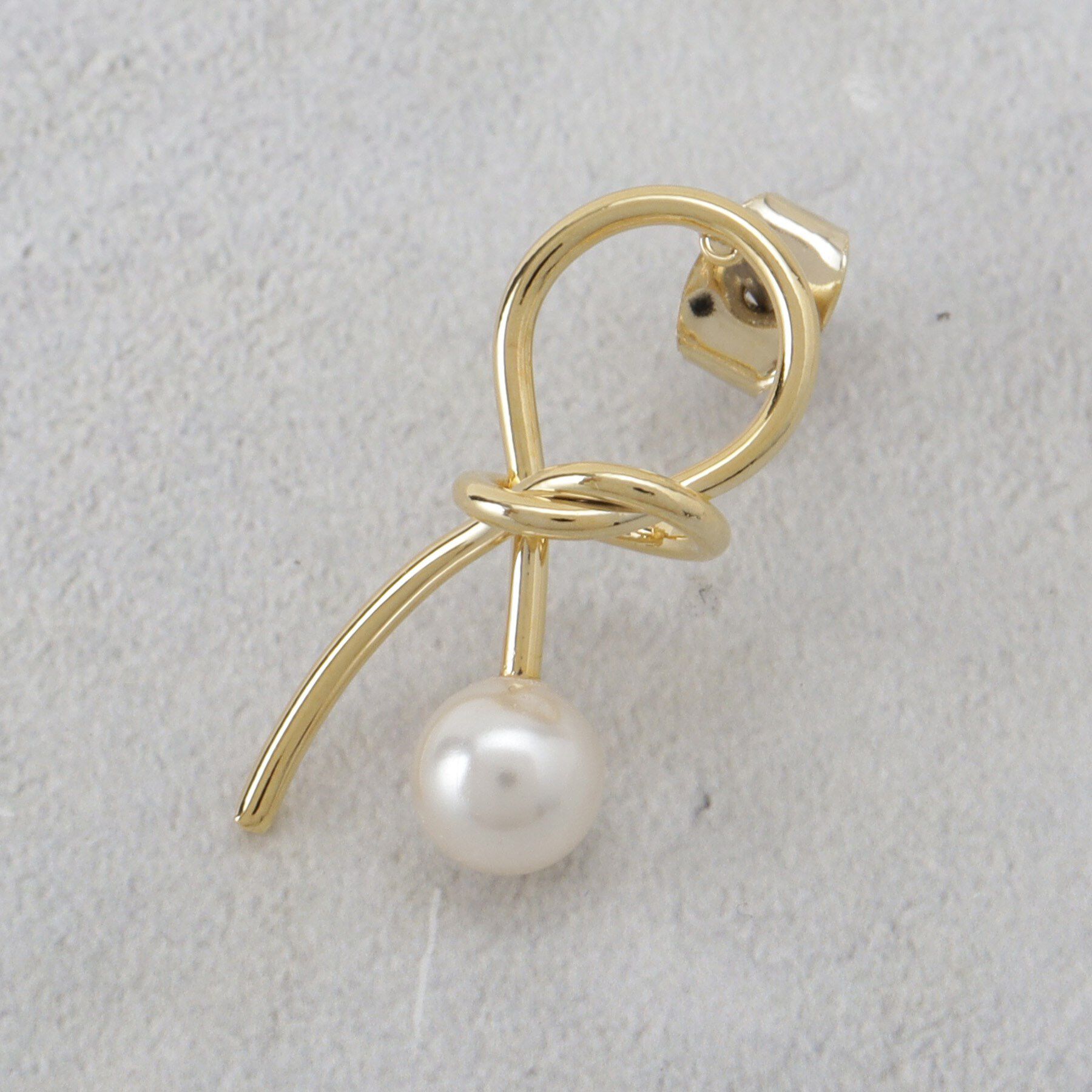 OPAQUE.CLIP「ねじれメタルフェイクパールピアス」|ピアス|