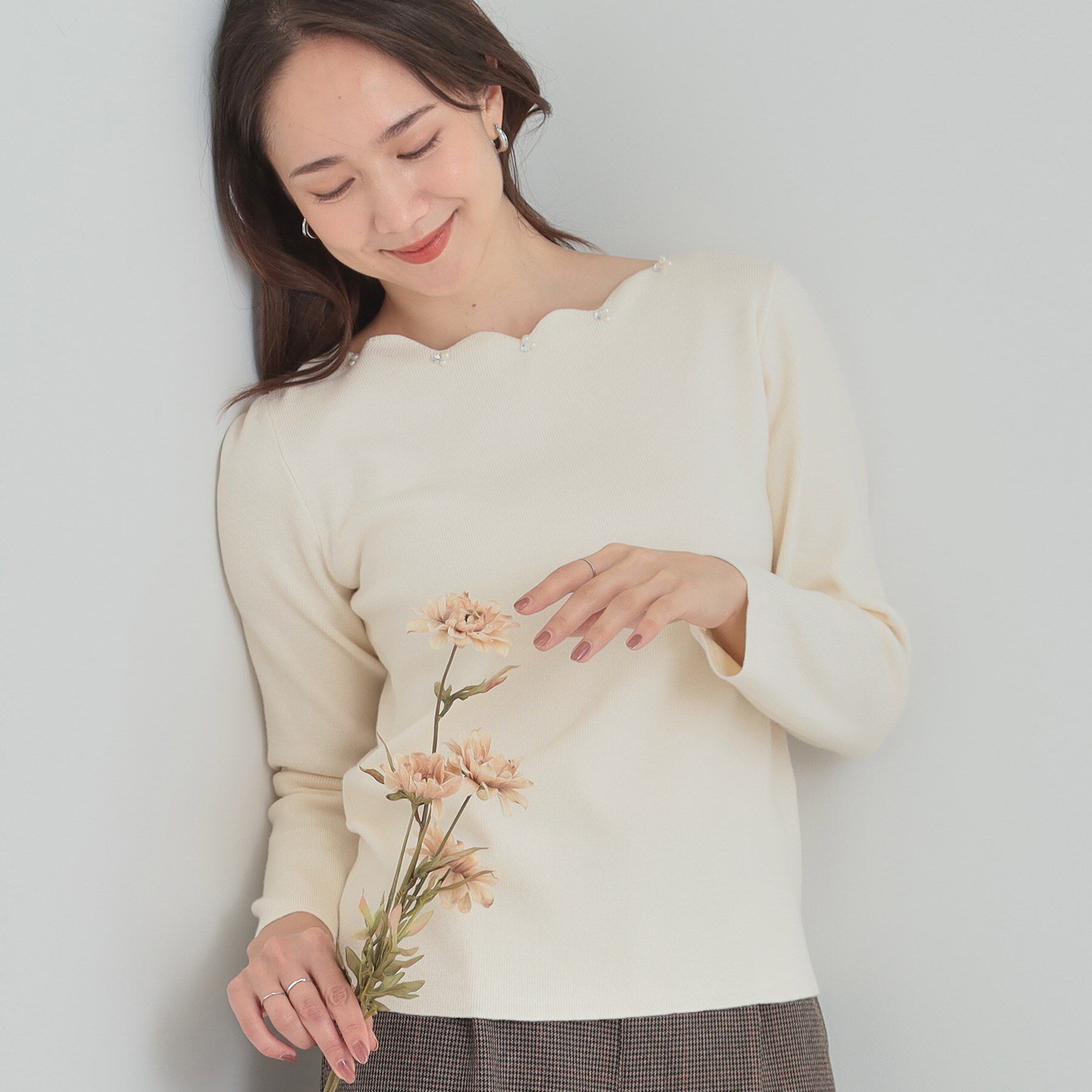 SHOO･LA･RUE「【洗濯機可/S-LL】スカラップネックが上品な ビジュー付きニット」|ニット・セーター|オフホワイト(003