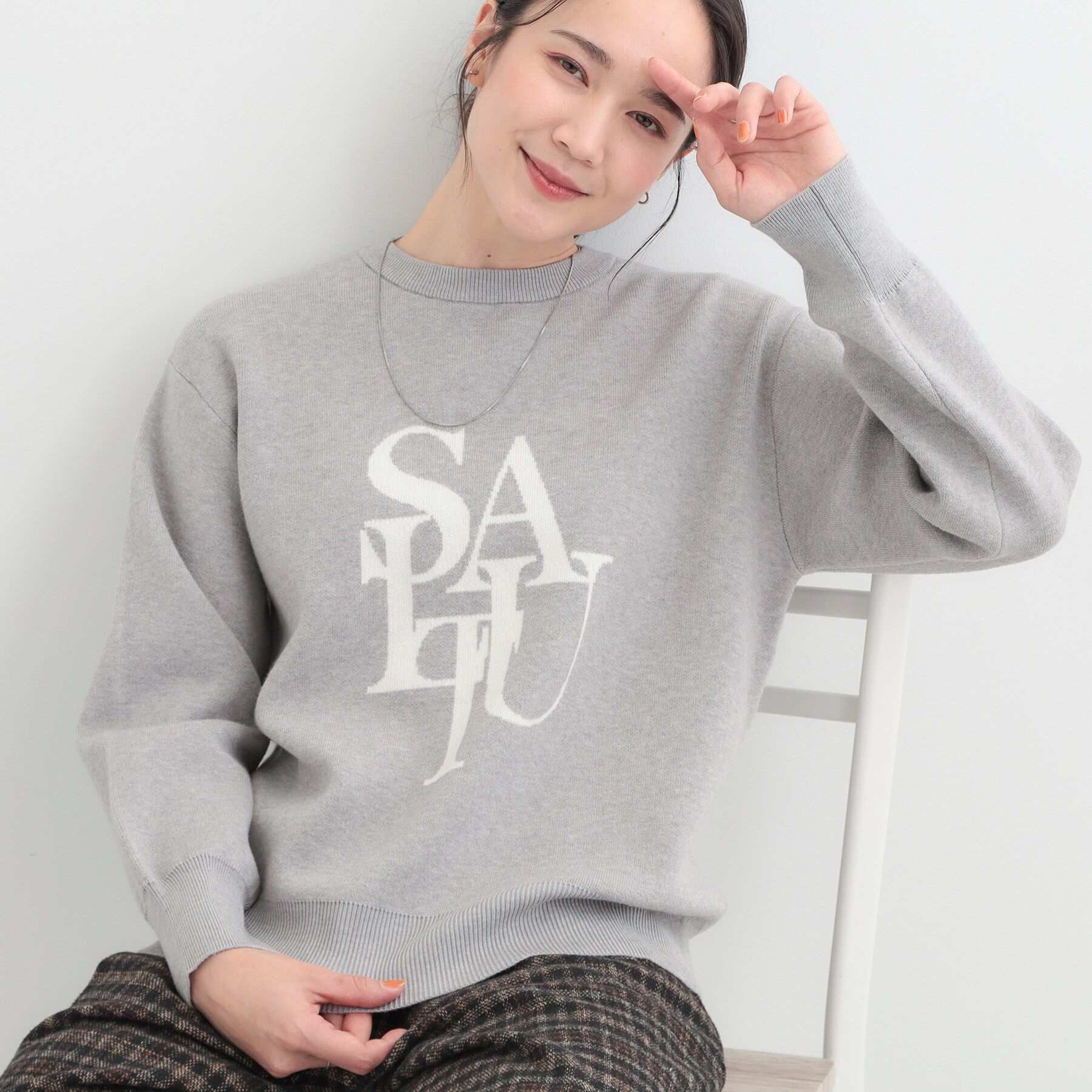 SHOO･LA･RUE「【洗濯機可/S-LL】もちもちタッチで柔らかい肌触り スウェットライクロゴニット」|ニット・セーター|グレー(012)