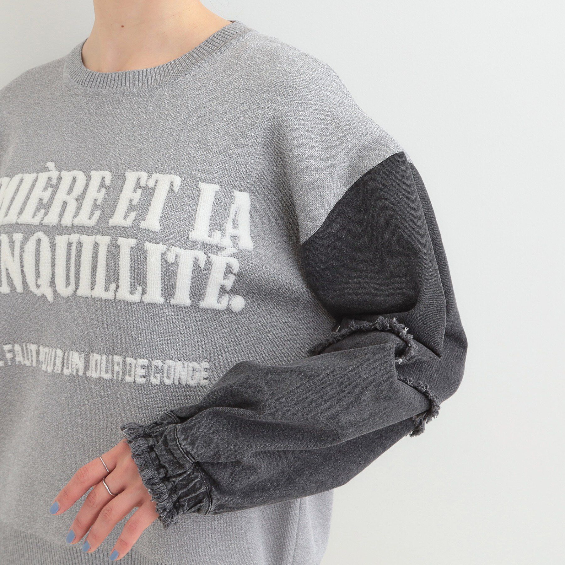 SHOO･LA･RUE「デニム袖切替ロゴニット」|ニット・セーター|