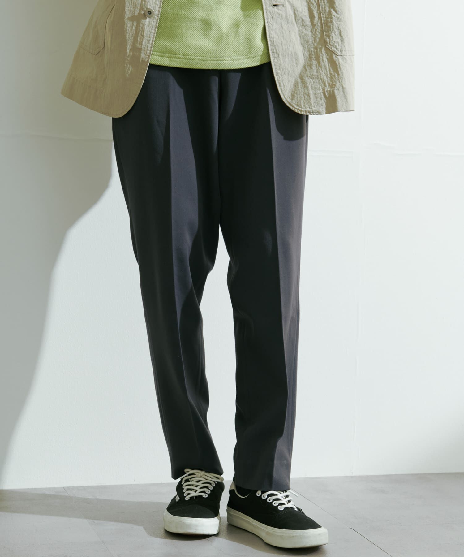 URBAN RESEARCH DOORS「『UR TECH』完声 テーパードトラウザー」|その他|チャコールグレー