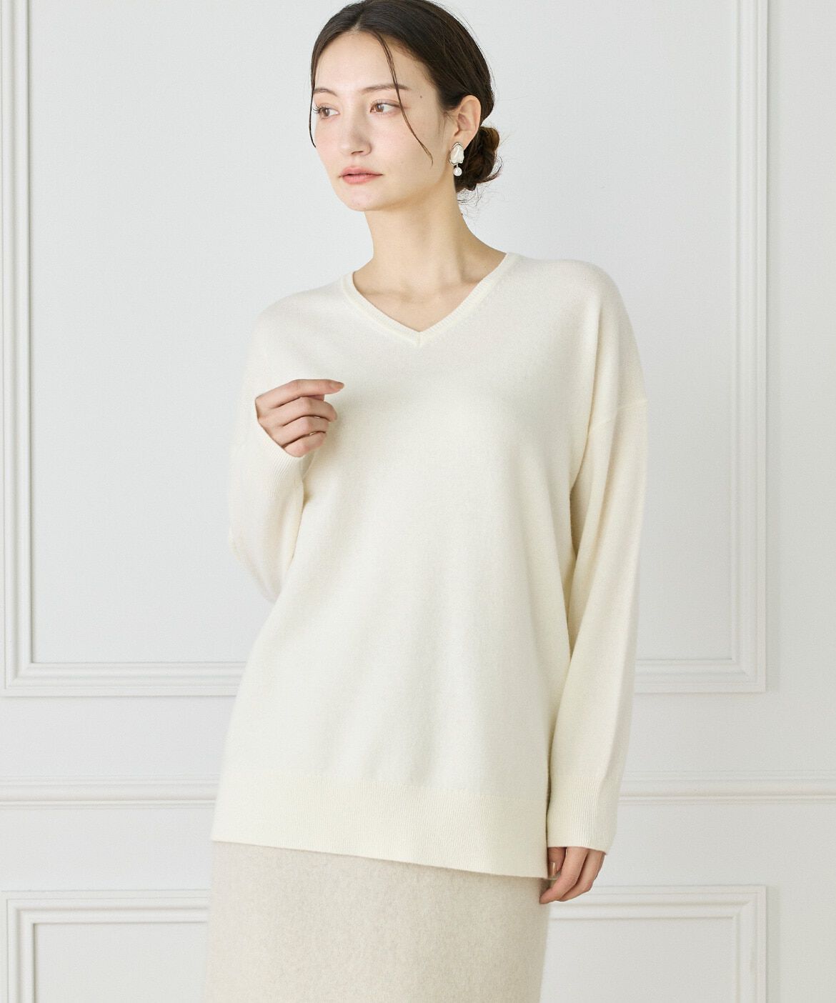 INED「《大きいサイズ》カシミヤ混Vネックチュニックニット《WEB限定カラー》」|ニット・セーター|オフホワイト1