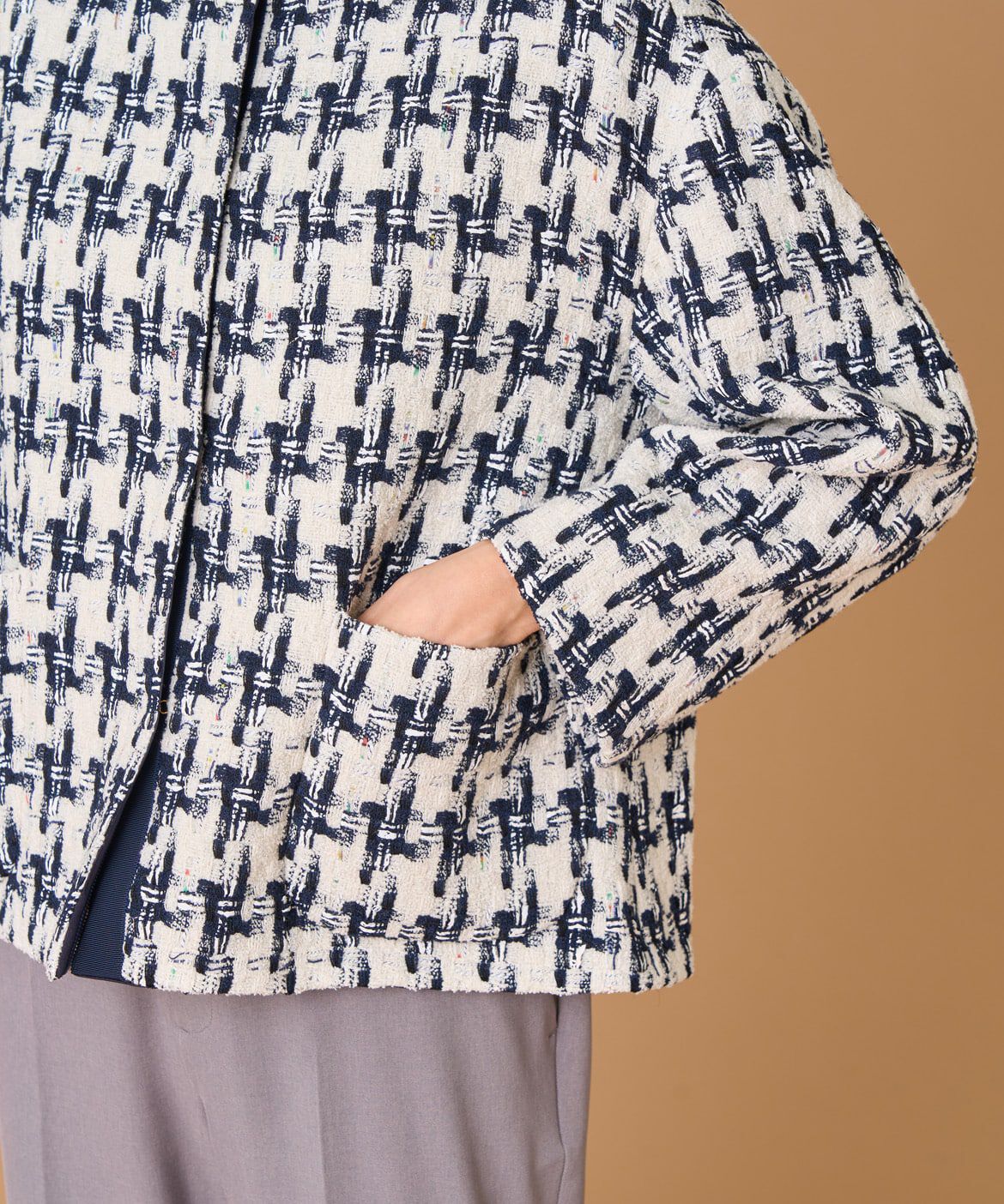 INED「千鳥柄ツイードジャケット《LINTON》」|ノーカラージャケット|