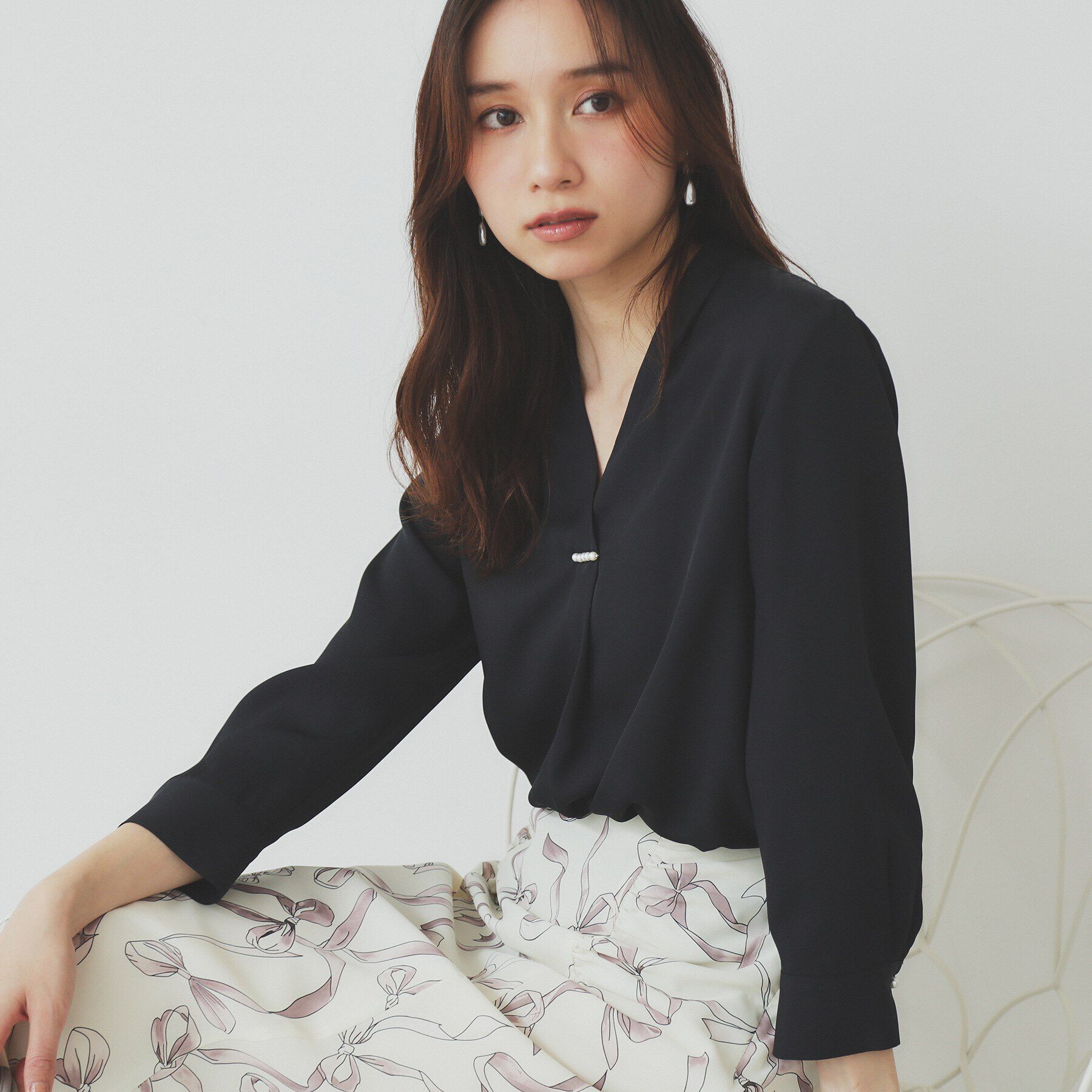 index「Vネックパール調ブラウス【洗濯機洗い可/イージーアイロン】」|シャツ・ブラウス|ネイビー(094)