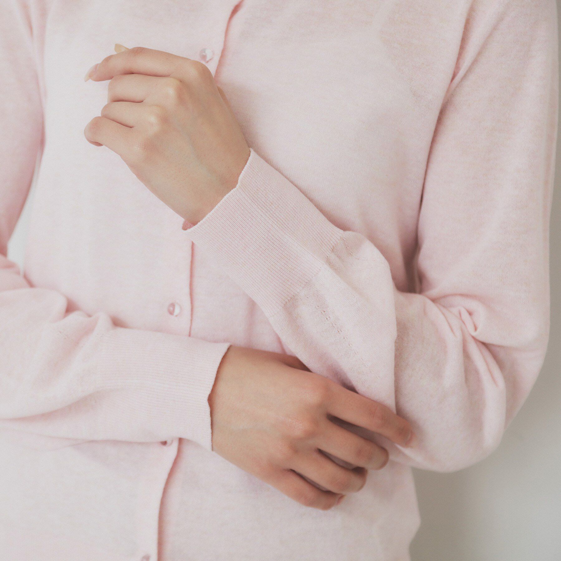 index「《7色展開/XS-LLサイズ》ビジューボタンクルーネックカーディガン【洗濯機洗い可】」|カーディガン|