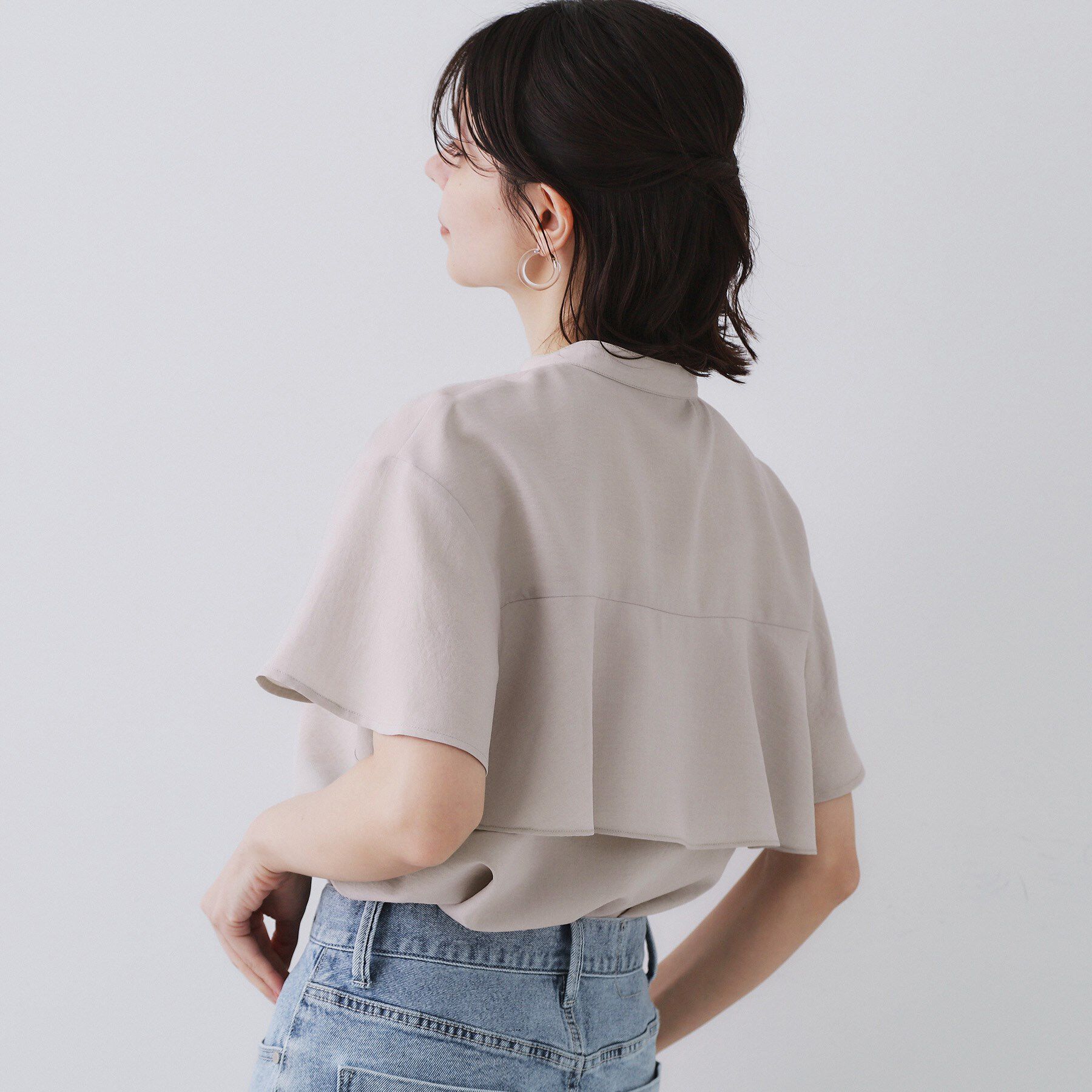 OPAQUE.CLIP「バックフリルバンドカラーブラウス【洗濯機洗い可/吸水速乾/接触冷感】」|シャツ・ブラウス|