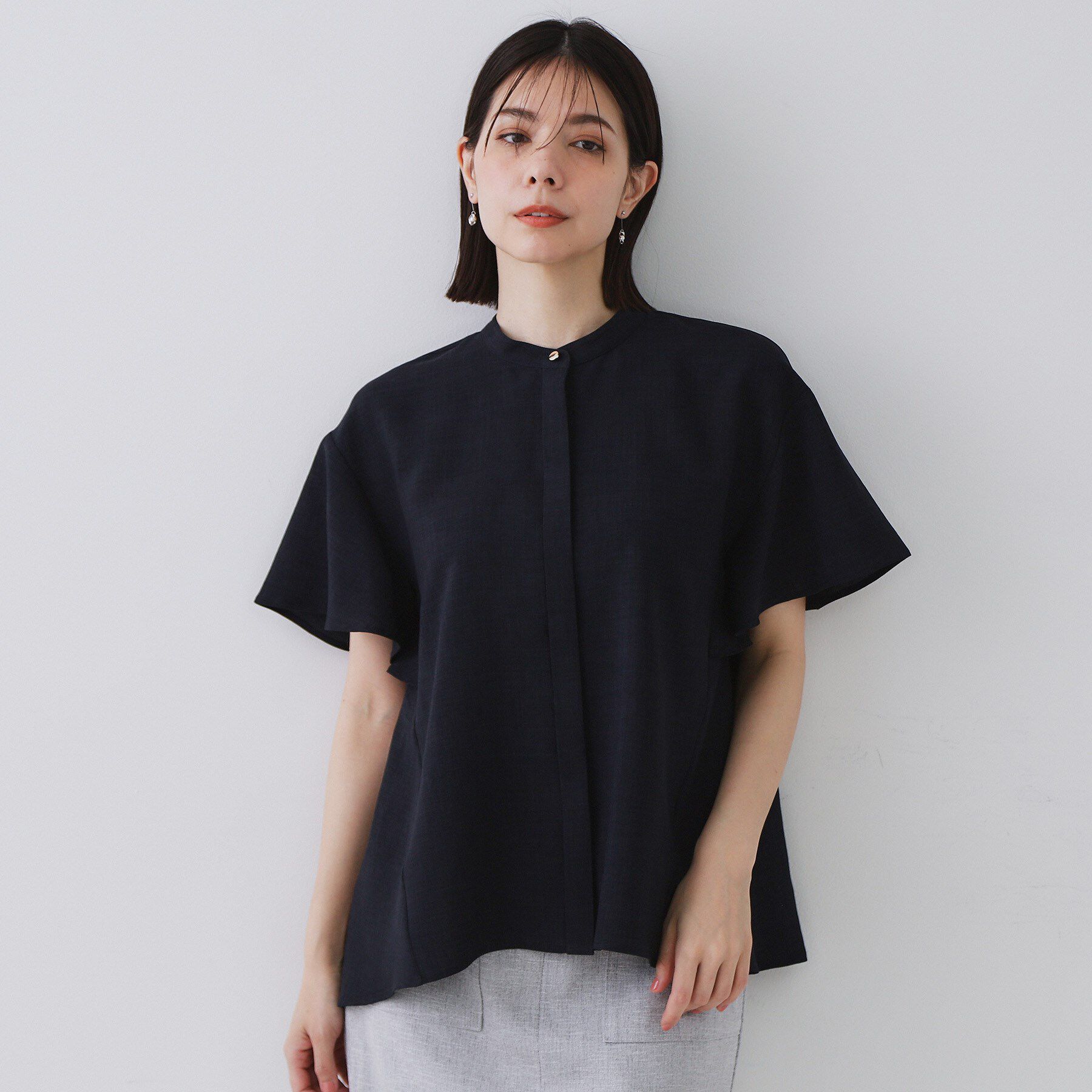 OPAQUE.CLIP「バックフリルバンドカラーブラウス【洗濯機洗い可/吸水速乾/接触冷感】」|シャツ・ブラウス|