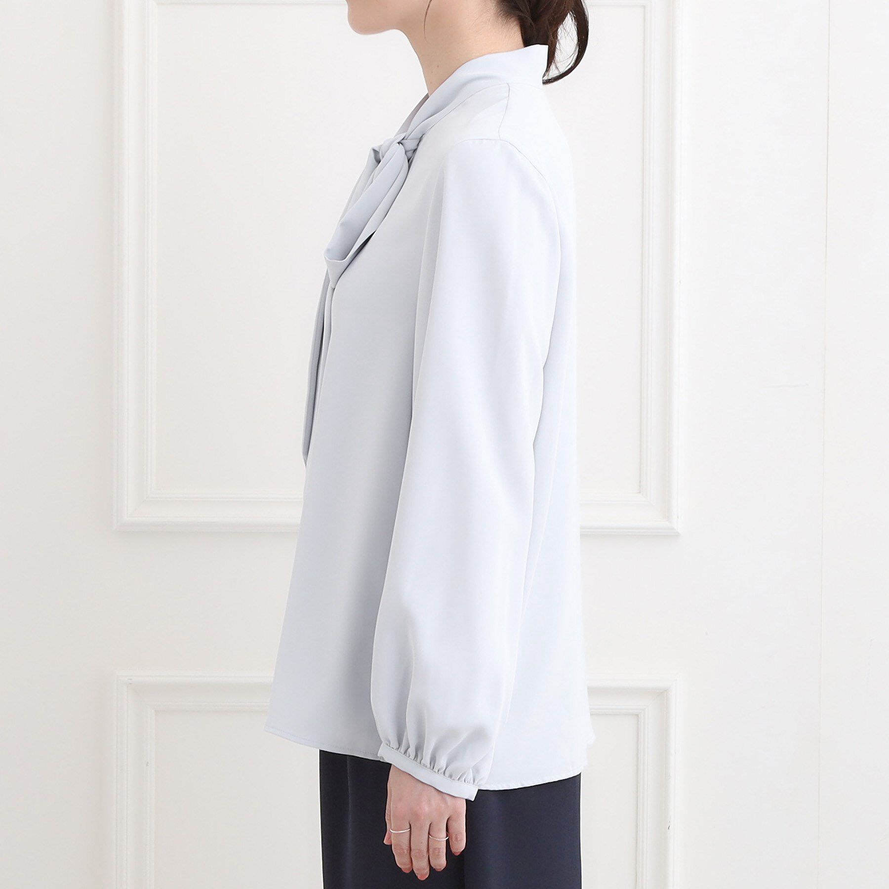 SHOO･LA･RUE「【洗濯機可/S-3L】やわらかなリボンボウタイが魅力　大人の華やかブラウス」|シャツ・ブラウス|