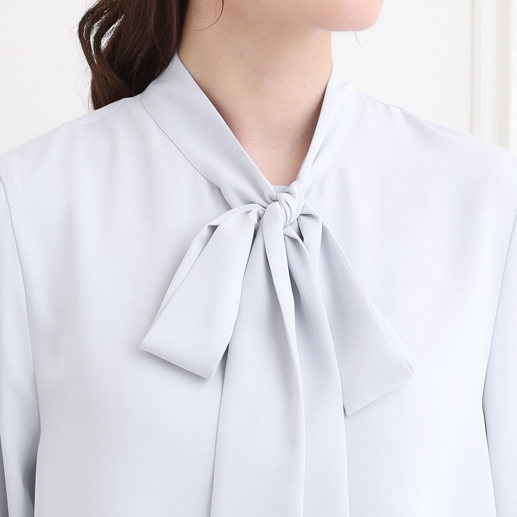 SHOO･LA･RUE「【洗濯機可/S-3L】やわらかなリボンボウタイが魅力　大人の華やかブラウス」|シャツ・ブラウス|