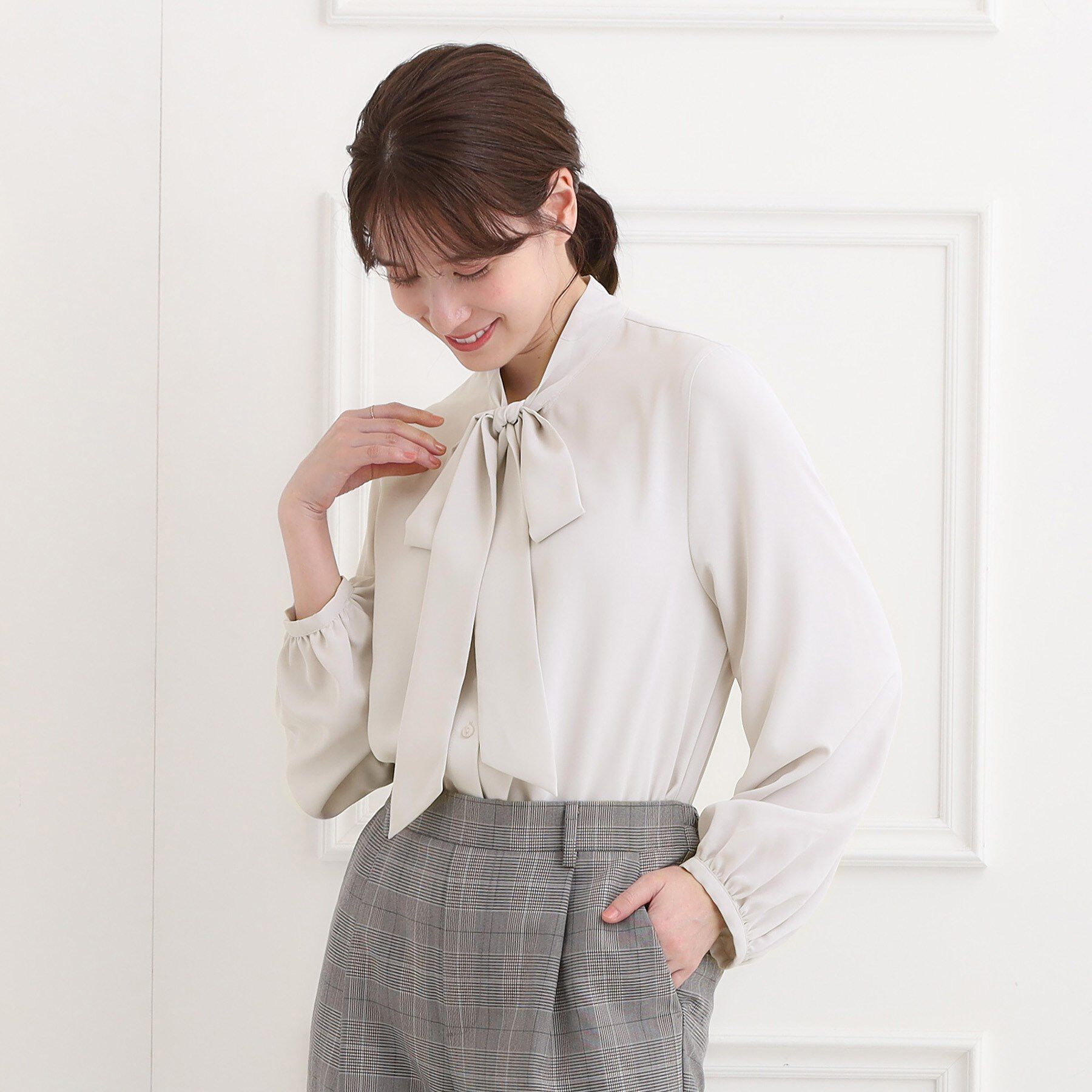 SHOO･LA･RUE「【洗濯機可/S-3L】やわらかなリボンボウタイが魅力　大人の華やかブラウス」|シャツ・ブラウス|