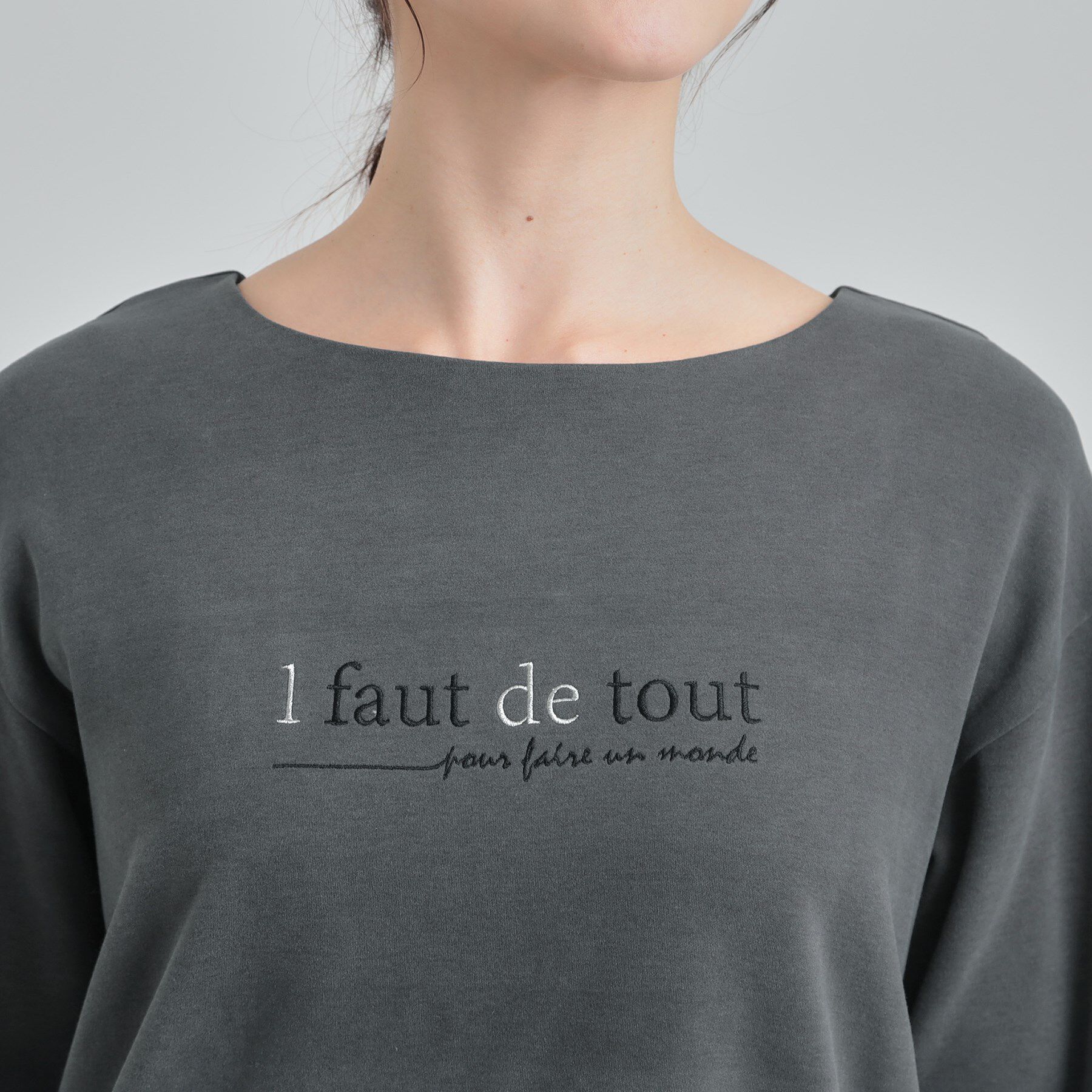 SHOO･LA･RUE「【洗濯機可/S-LL】大人が着やすい小さめロゴ 刺繍ロンT」|Tシャツ・カットソー|