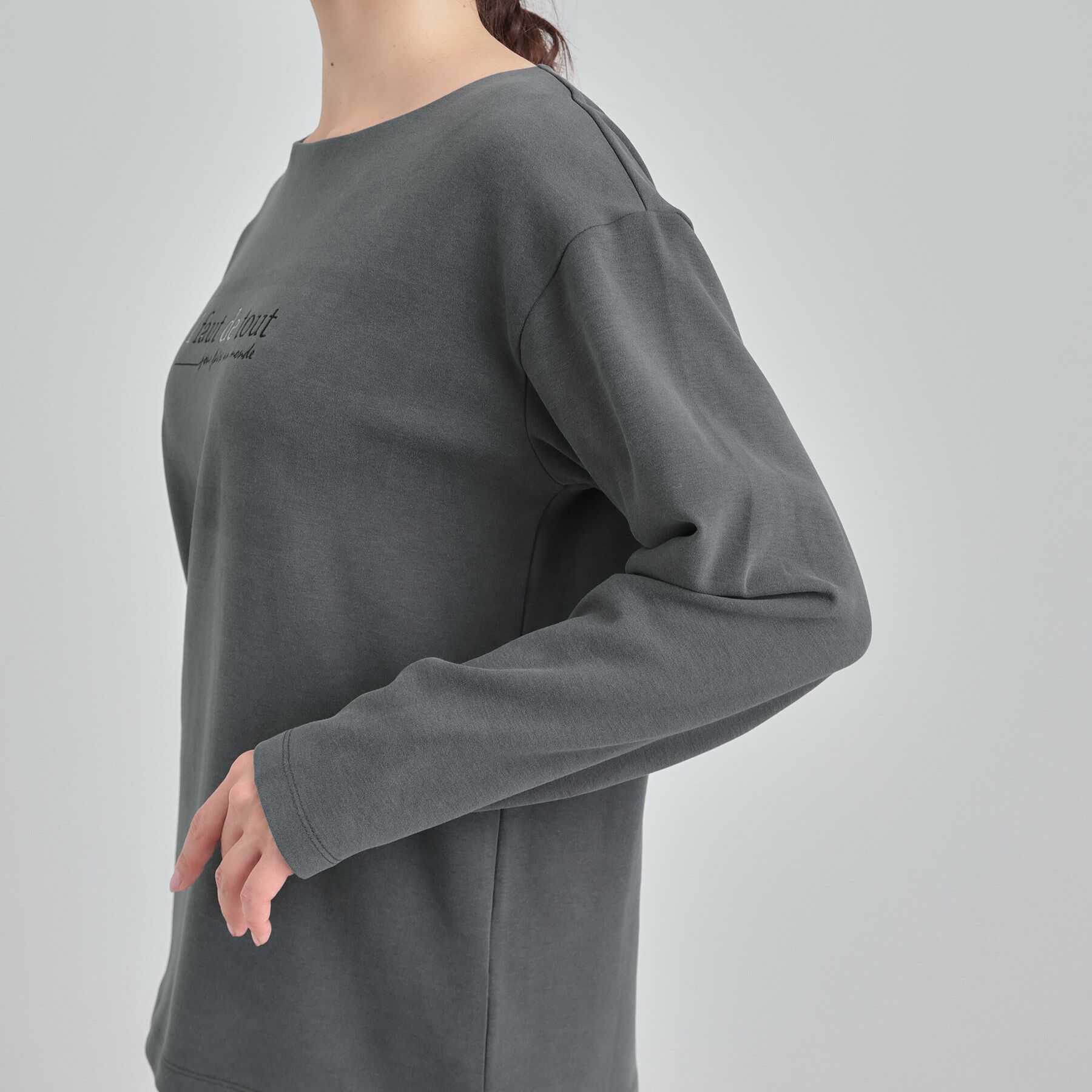 SHOO･LA･RUE「【洗濯機可/S-LL】大人が着やすい小さめロゴ 刺繍ロンT」|Tシャツ・カットソー|