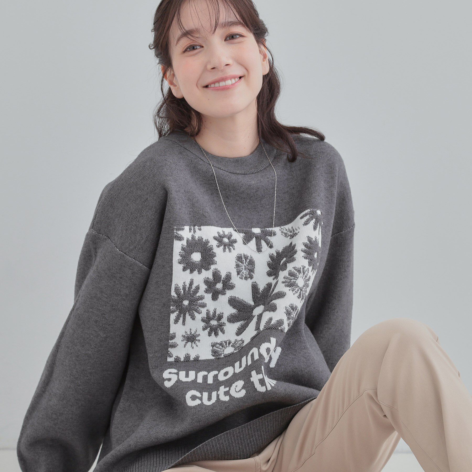 SHOO･LA･RUE「【体型カバー】ちくちくしにくい お花ロゴジャカードスウェットライクニット」|ニット・セーター|チャコールグレー(2